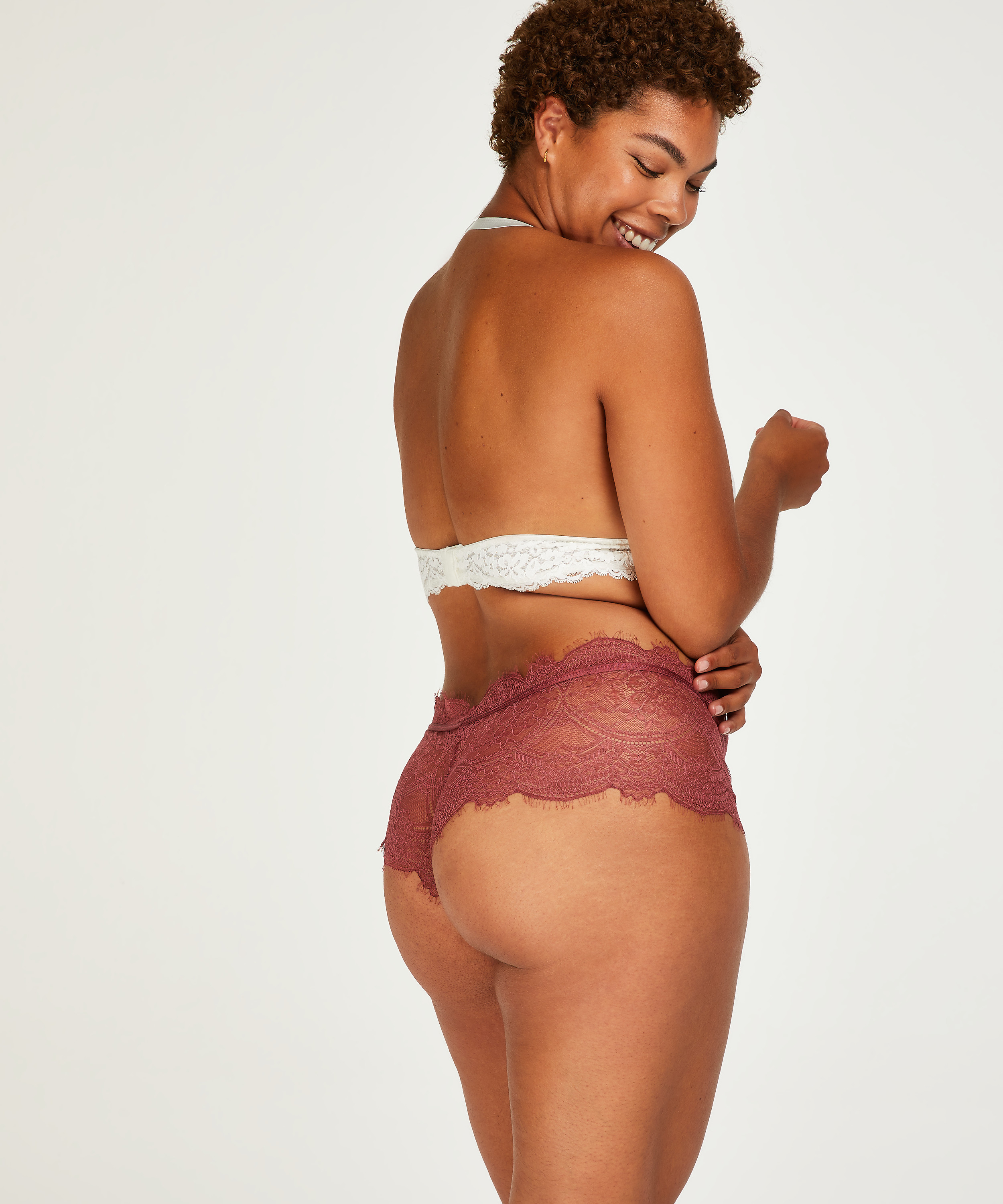 Boxer Yui, Rouge, main