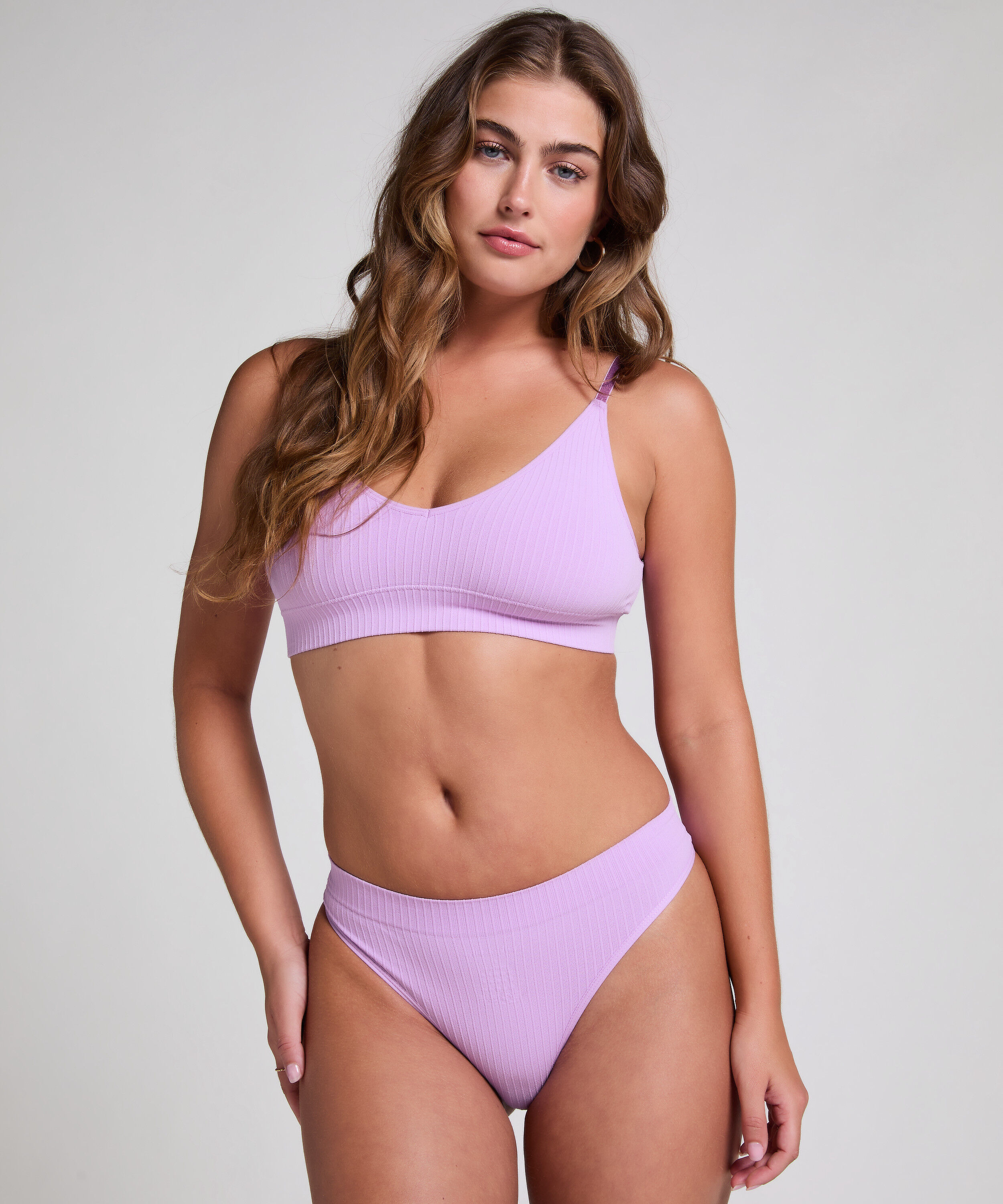 Hoch ausgeschnittener String Dianne, Lila Hoch ausgeschnittener String Dianne, Lila