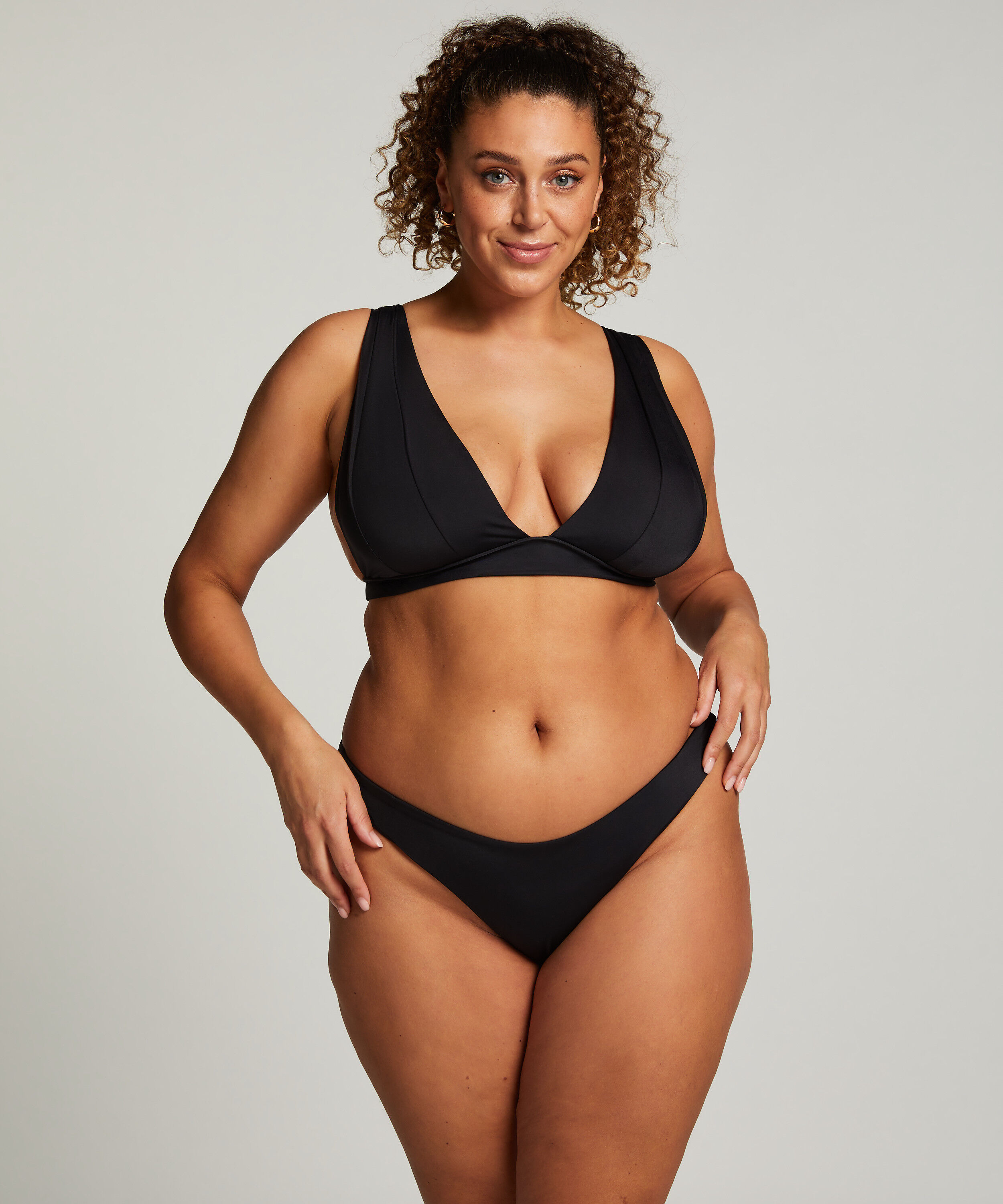 Bikini Slip mit hohem Beinausschnitt Luxe, Schwarz