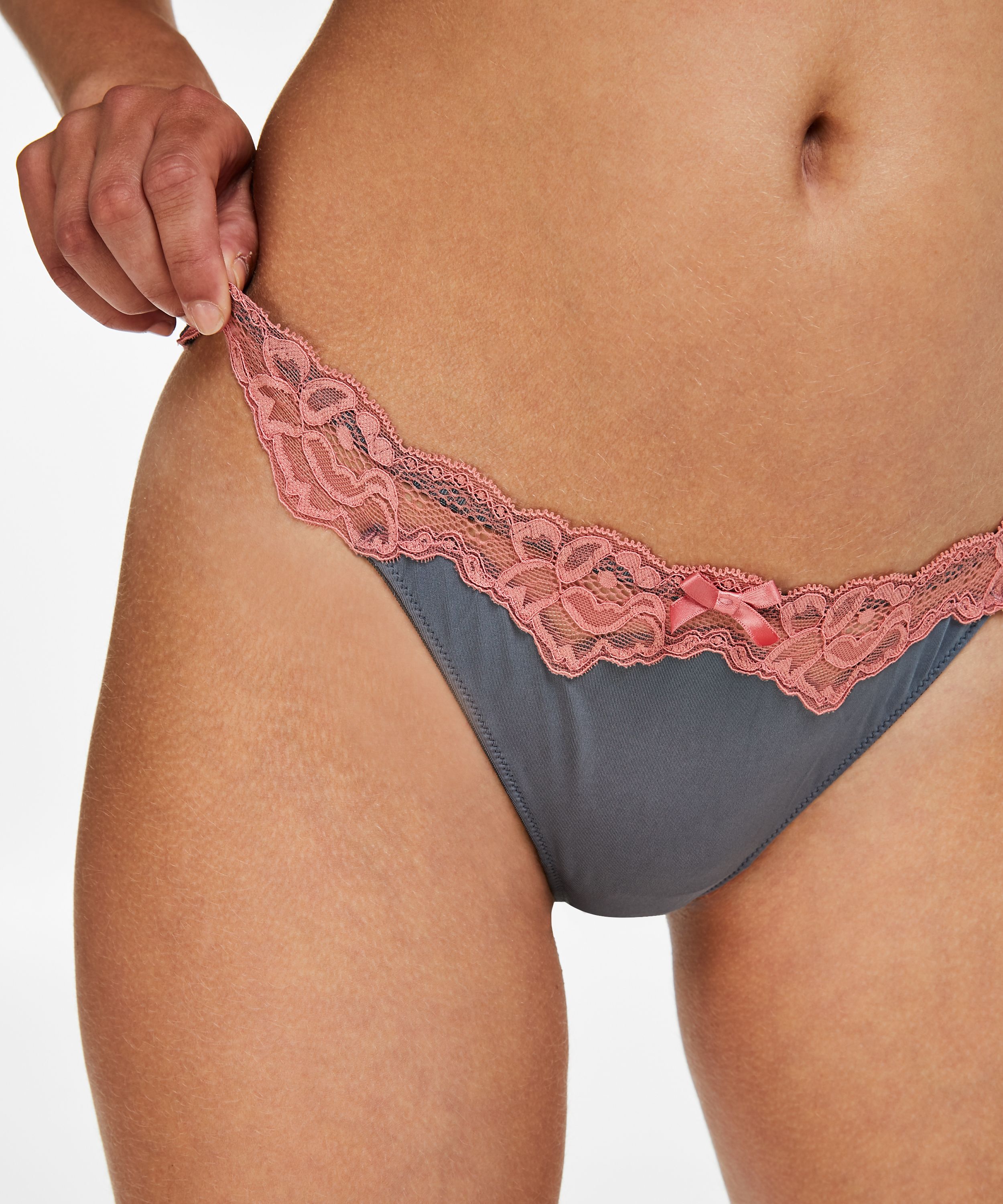 String Secret Lace, Gris, main