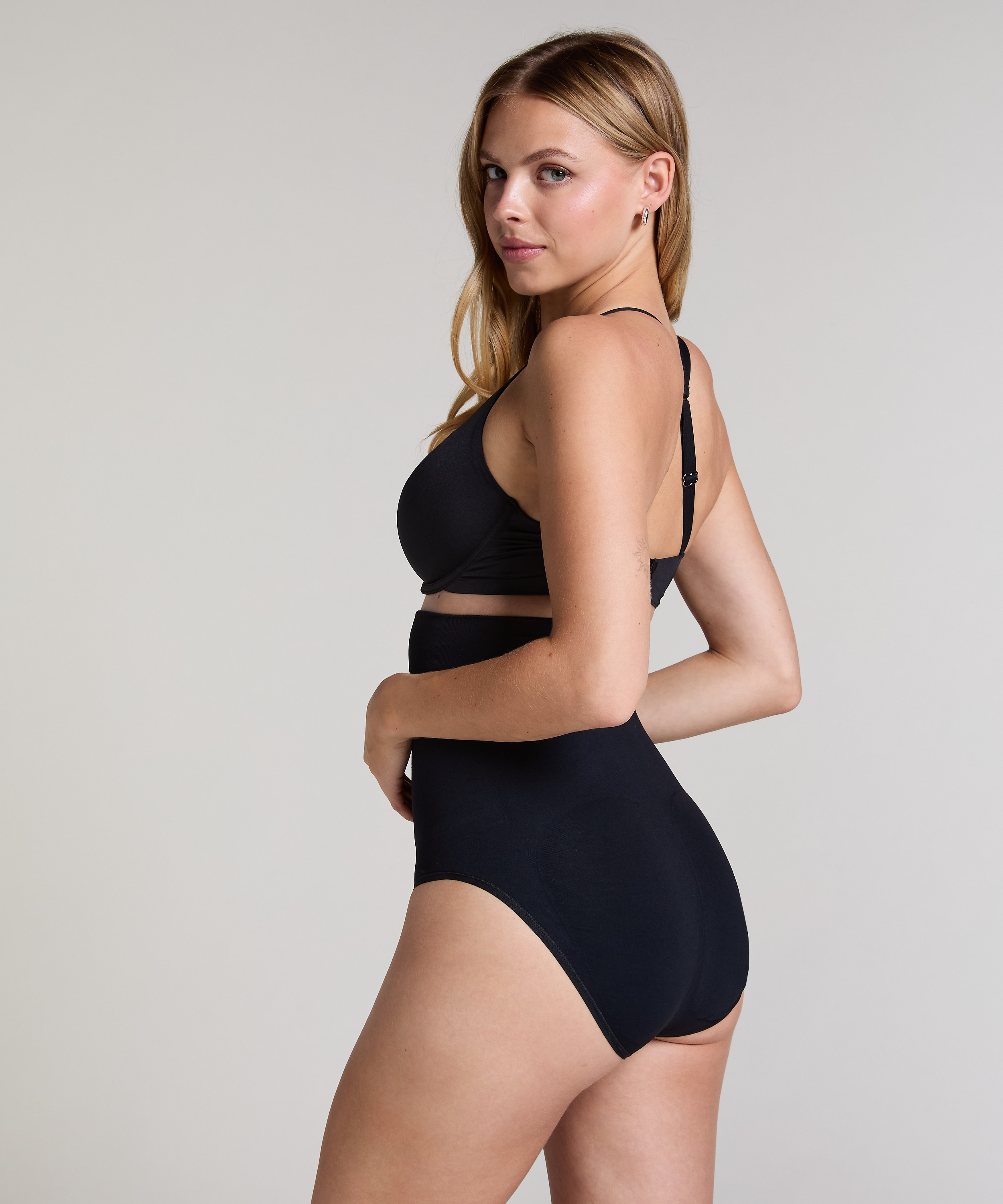 Slip Rio taille haute sans coutures mettant en valeur la silhouette, Noir, main