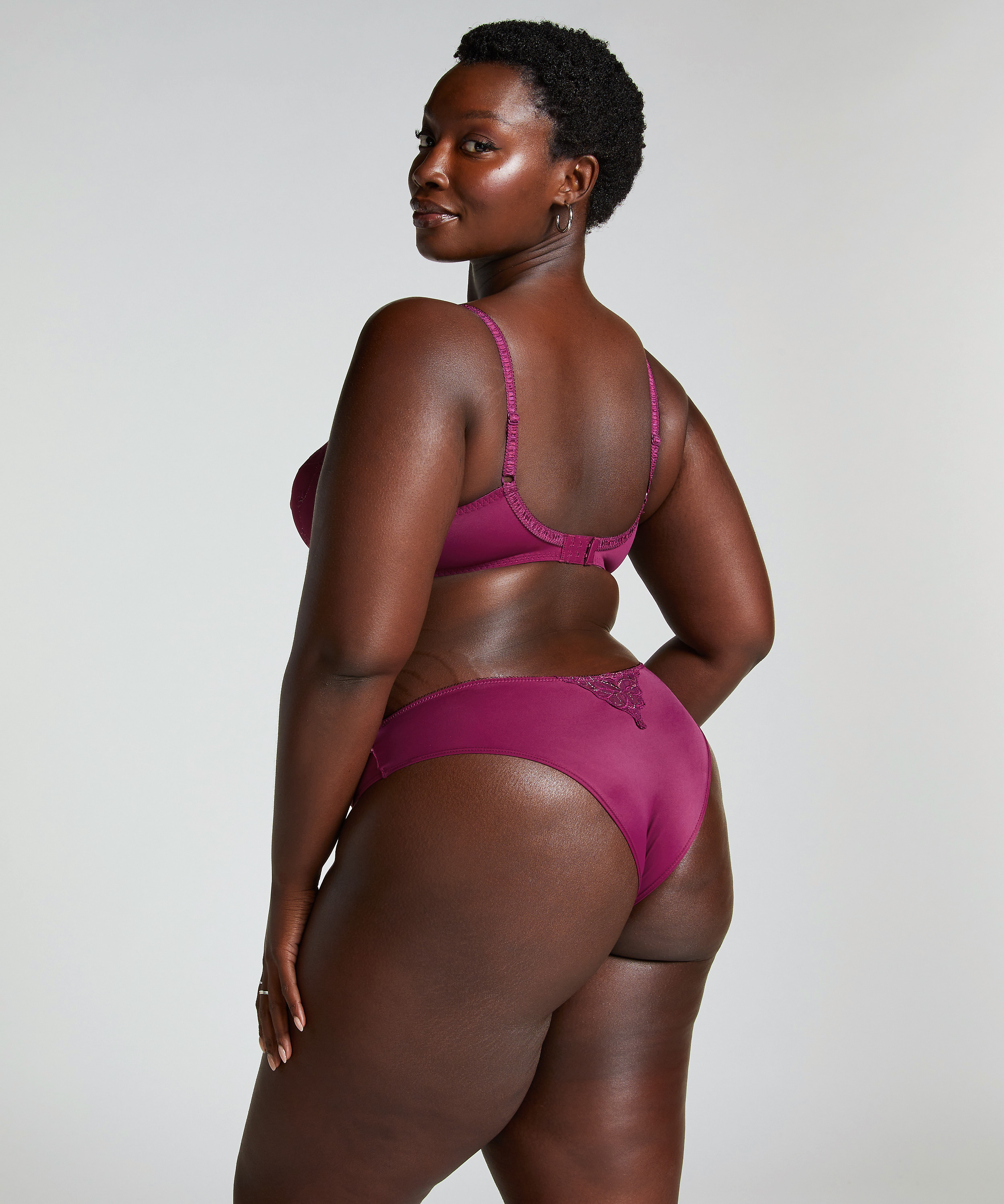 Brazilian Diva, Lila, main