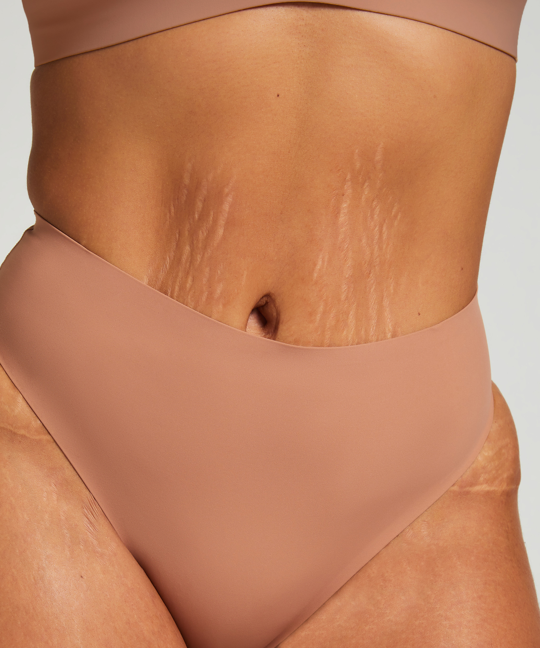 String Smooth, Marron, main