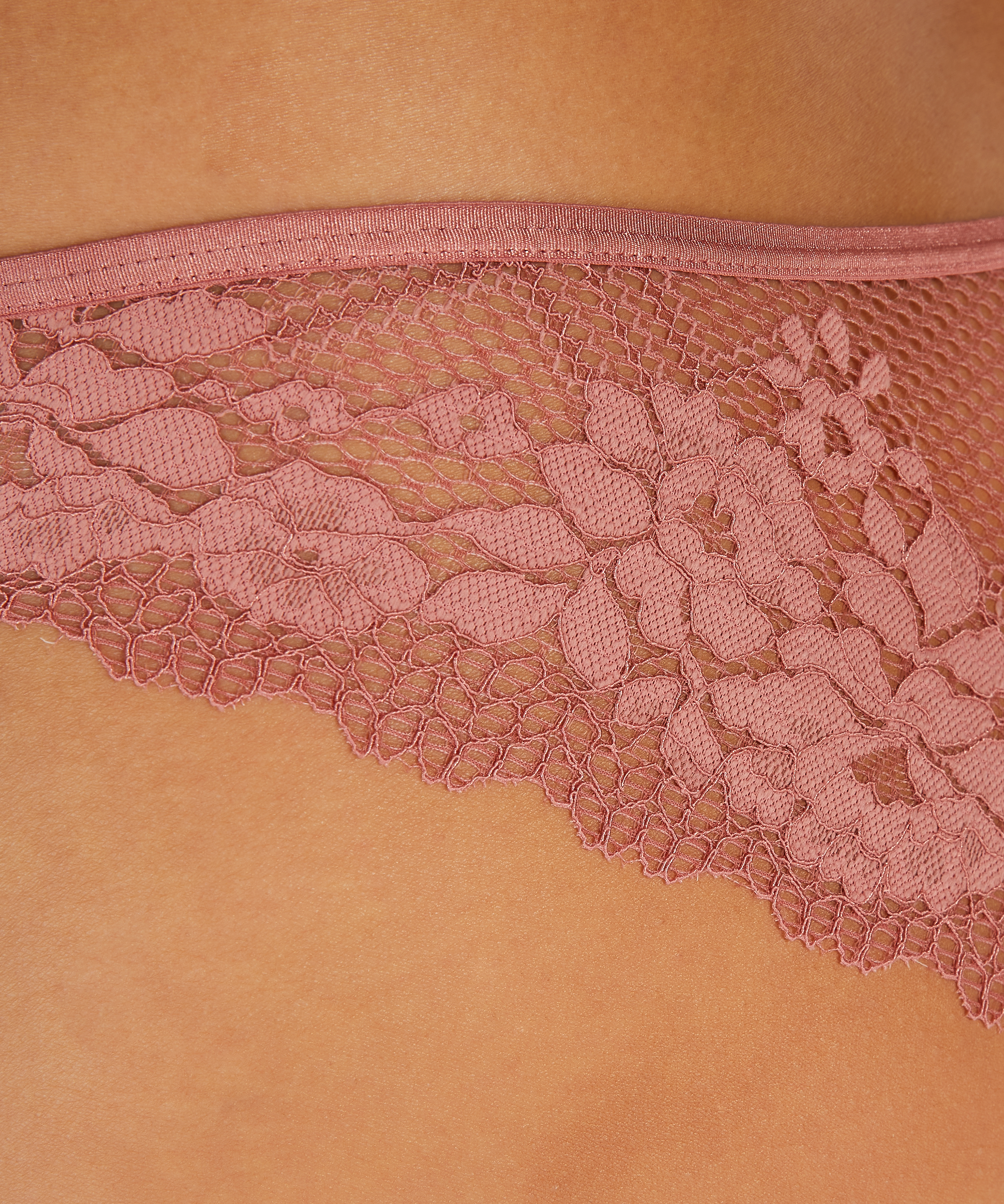 Slip brésilien Bruna, Rose, main