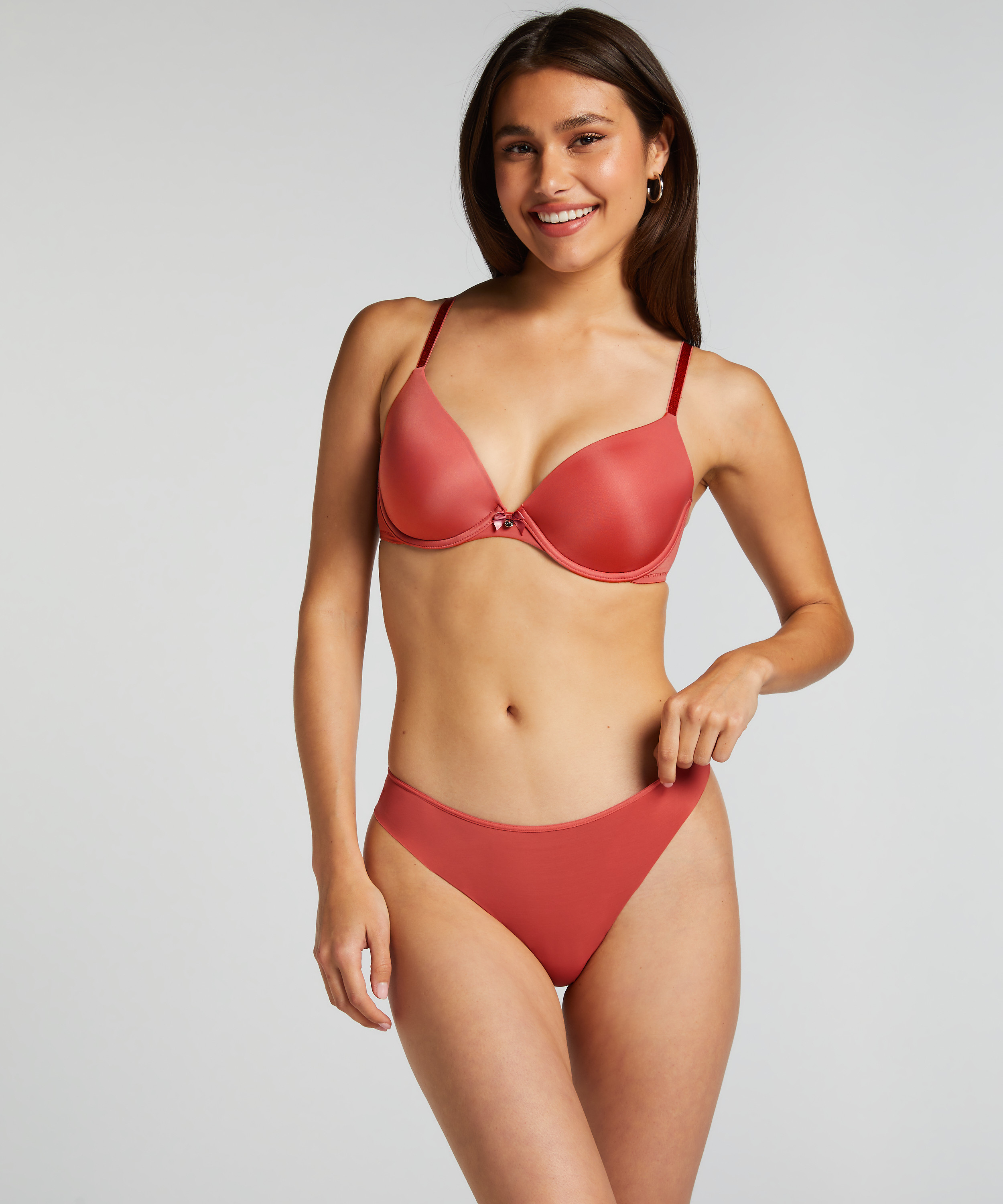 String Invisible Lace back, Rouge, main