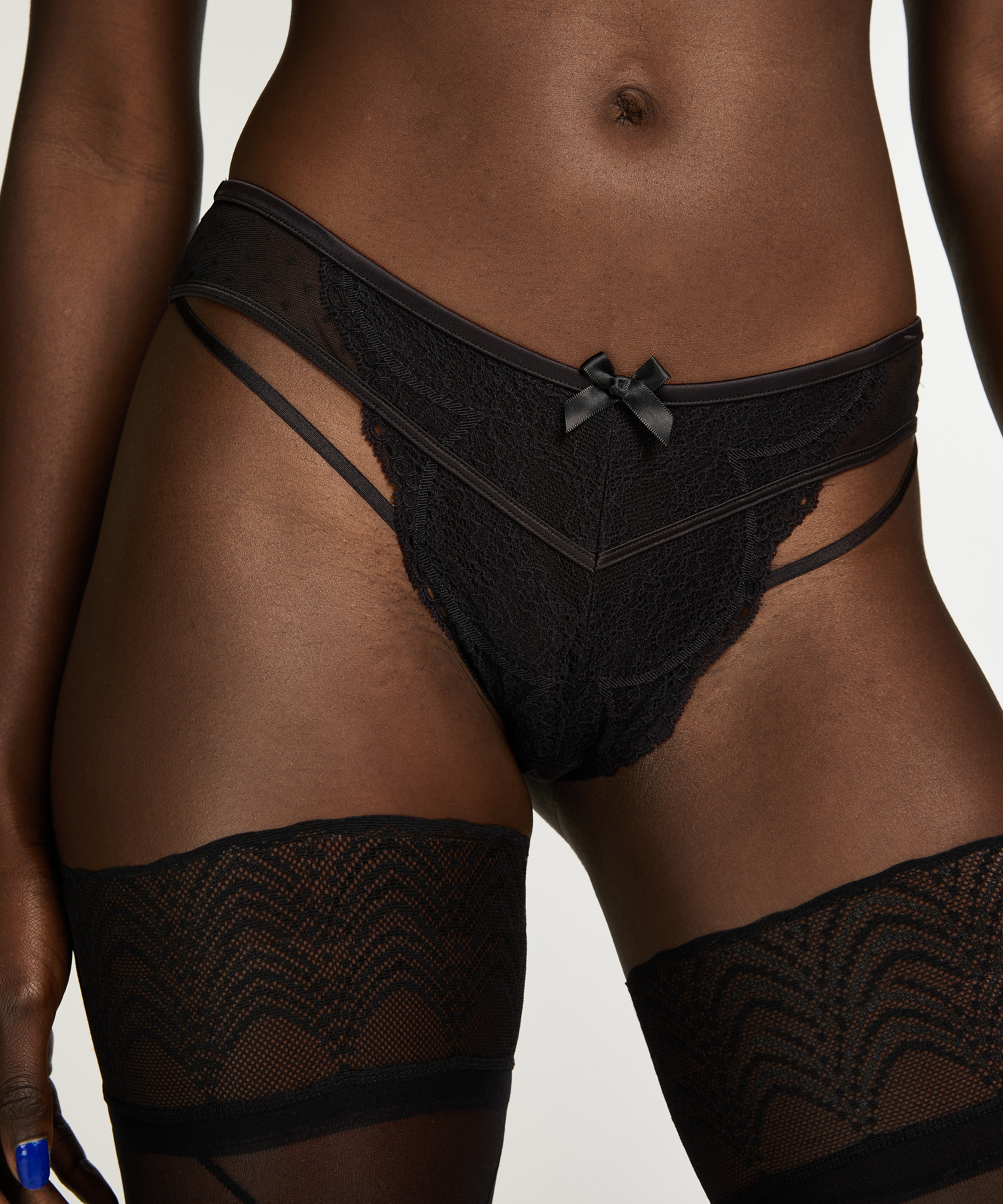 Slip br&eacute;silien Fleur Nyakim, Noir, main
