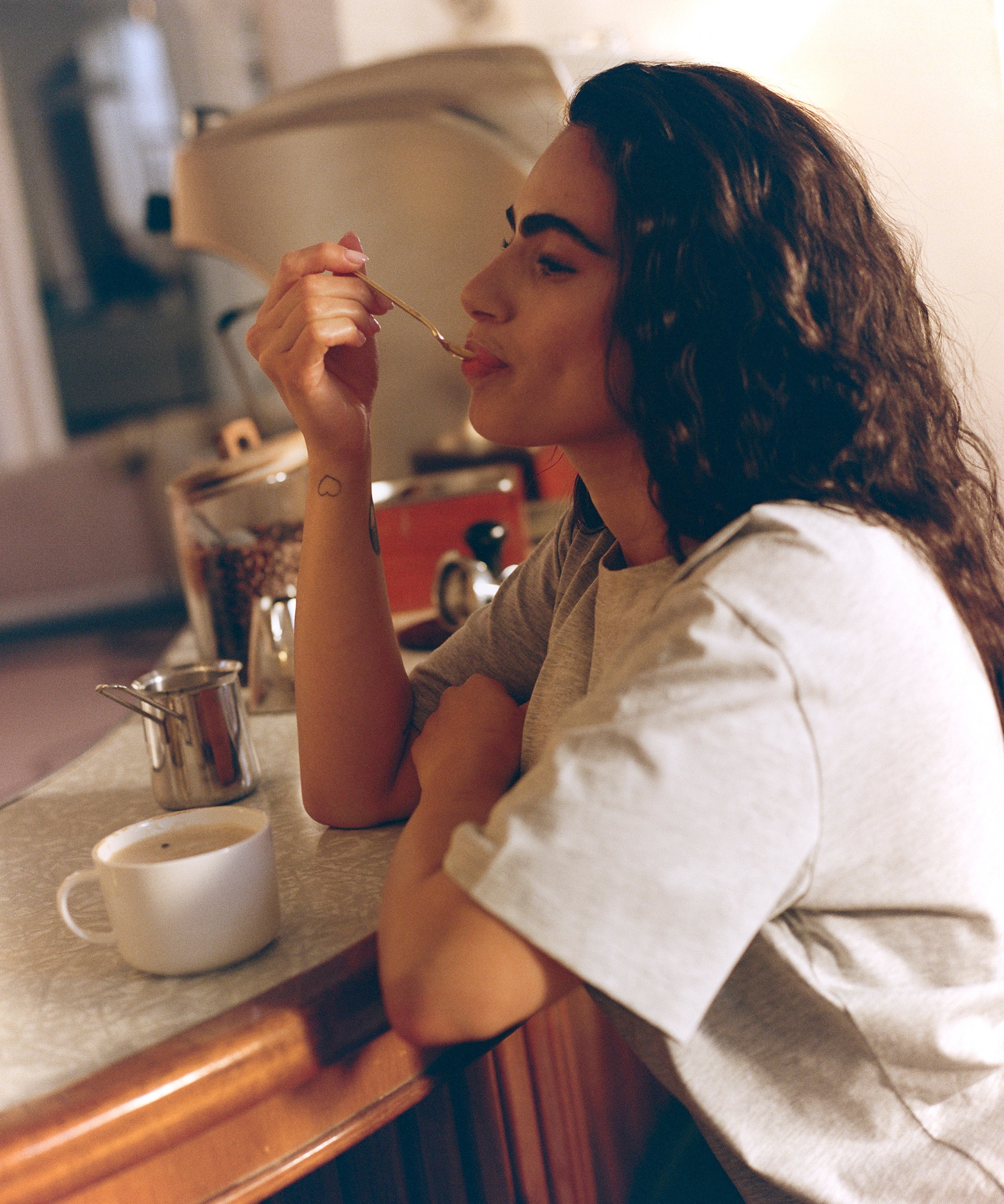 Chemise de nuit, Gris, main