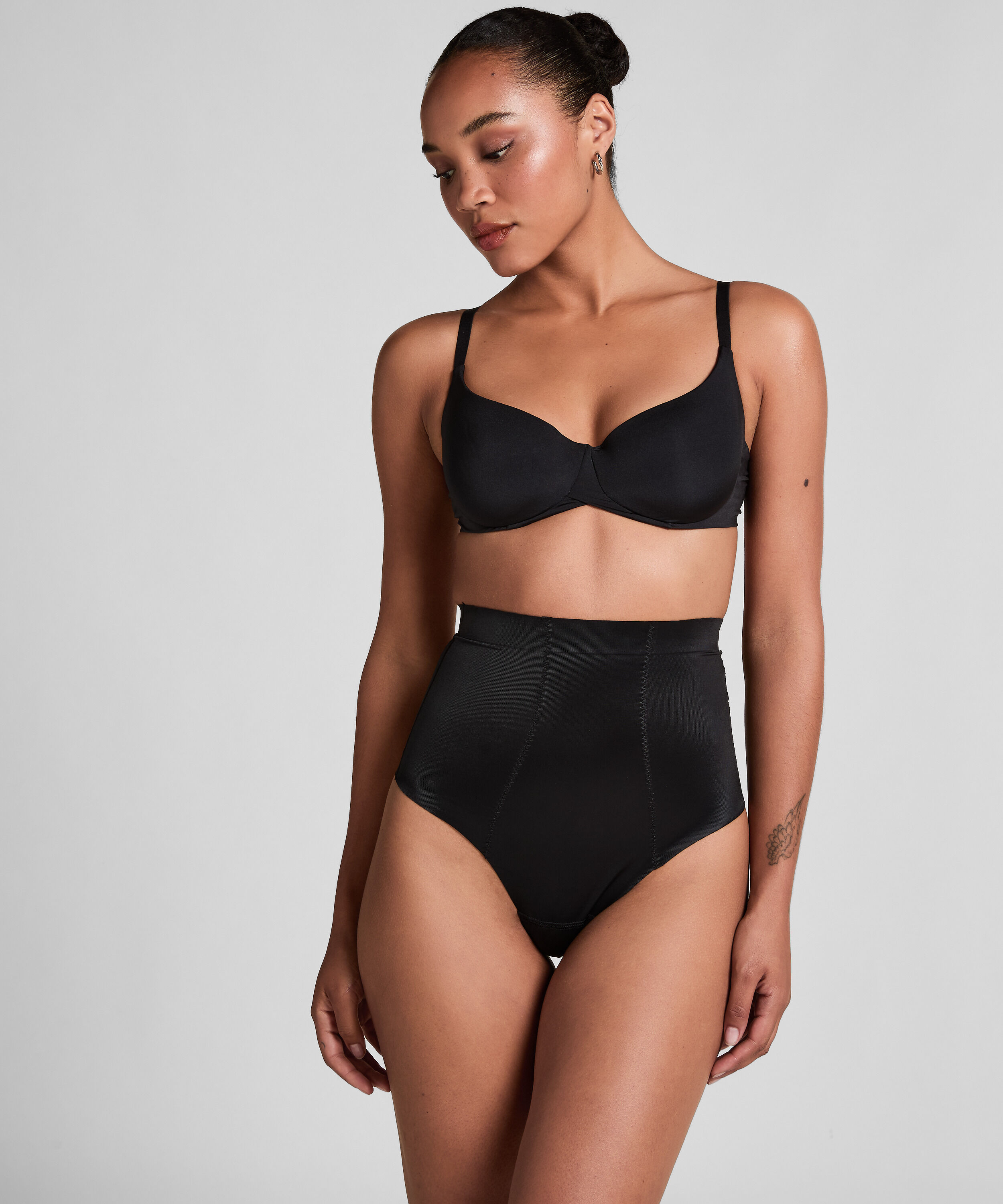 String taille haute avec gaine sculptante en dentelle scuba, Noir String taille haute avec gaine sculptante en dentelle scuba, Noir