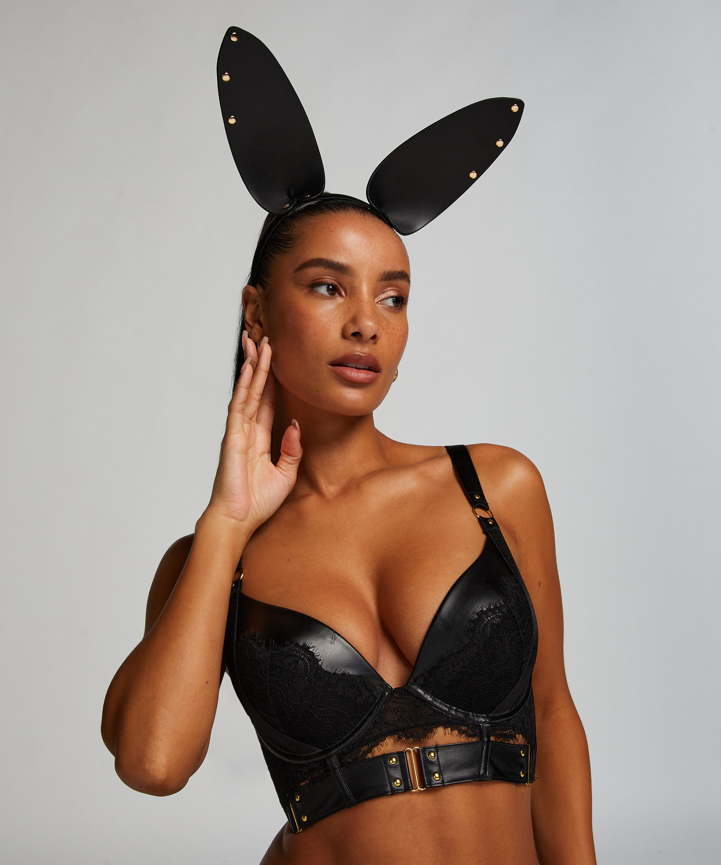 Serre-t&ecirc;te en similicuir Bunny, Noir, main