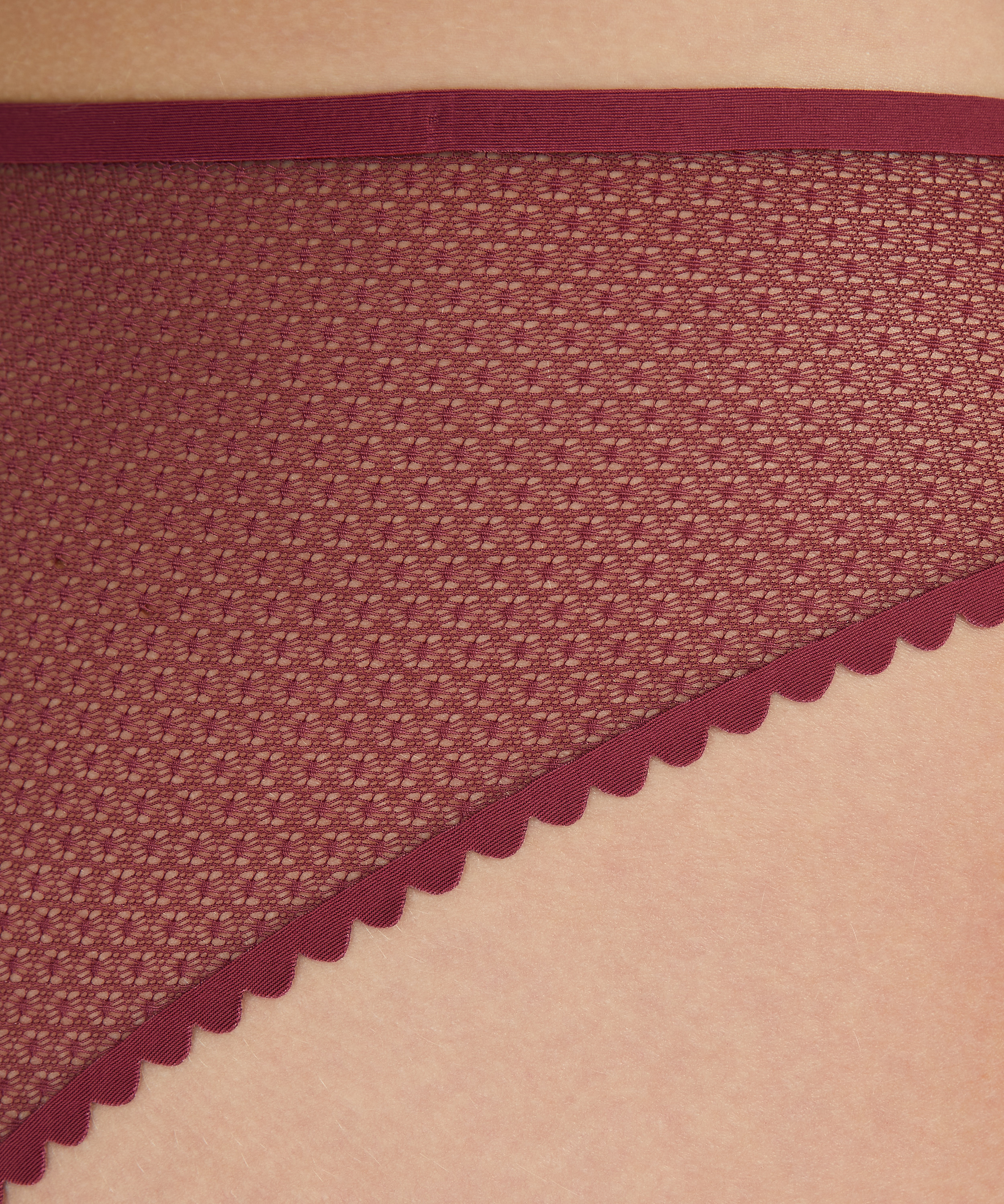 Slip brésilien invisible, Rouge, main