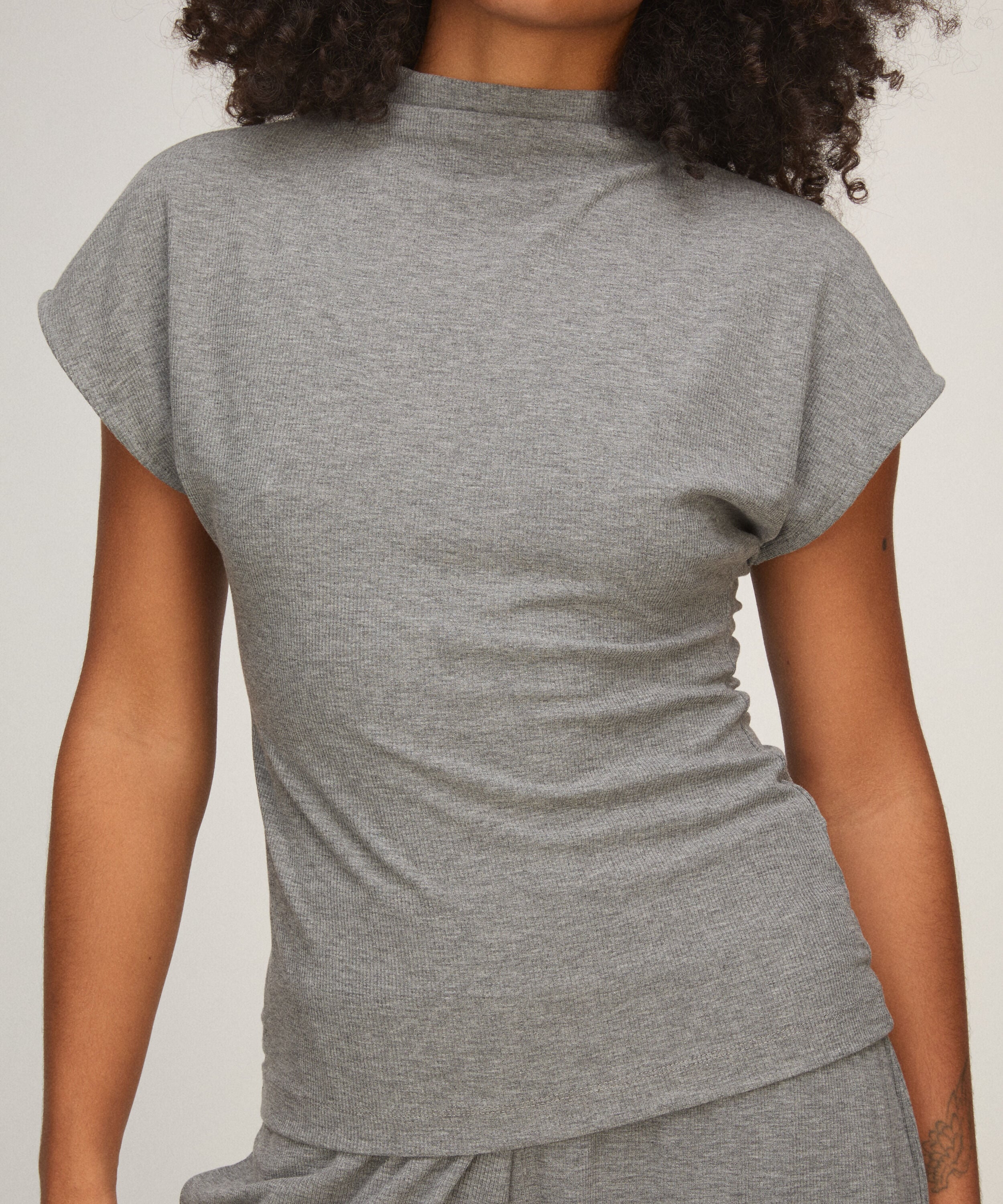 Top mit kurzarm und Ripp‑Mockneck, Grau