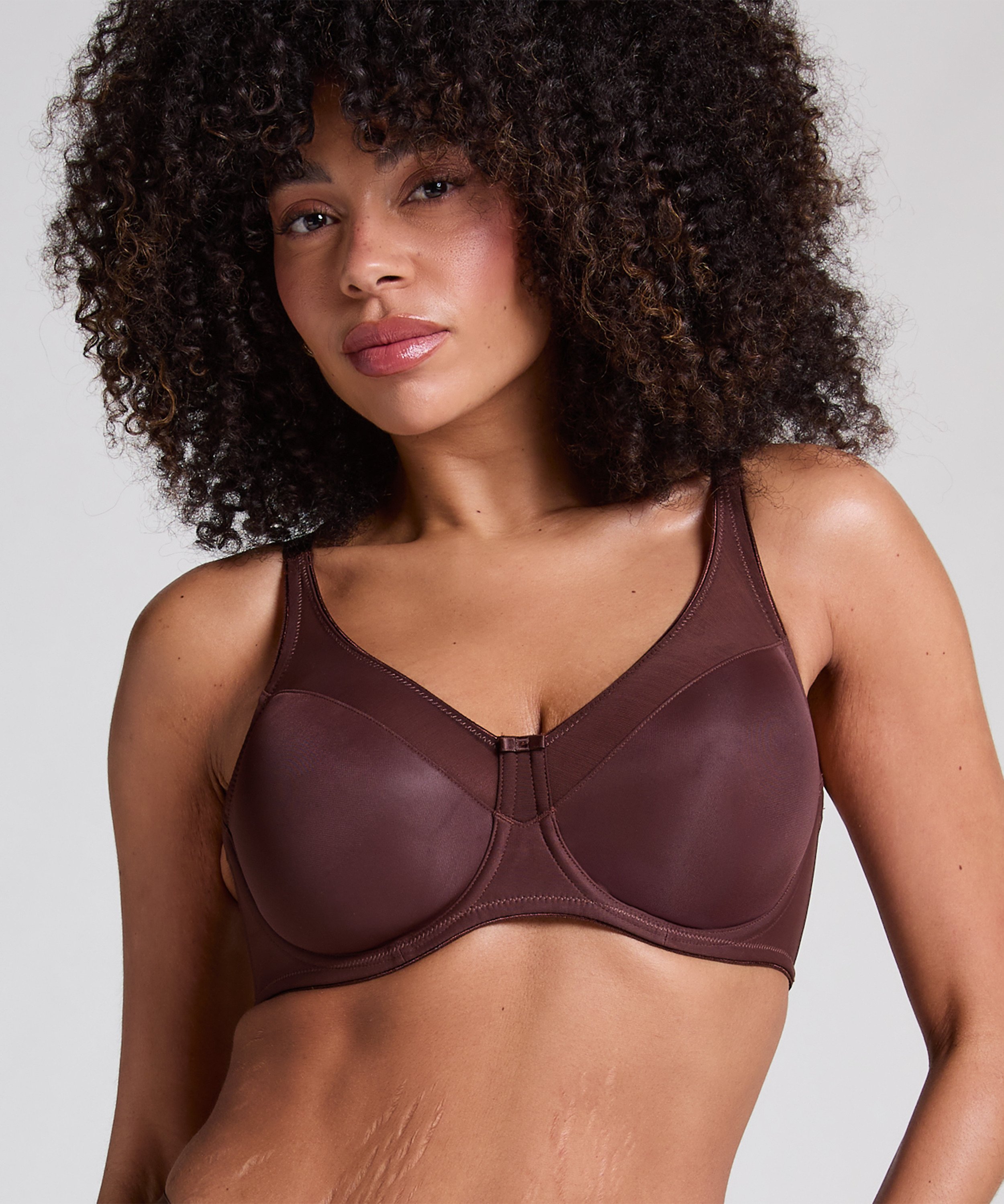 Soutien-gorge &agrave; armatures non-pr&eacute;form&eacute; minimiseur Nina, Marron, main