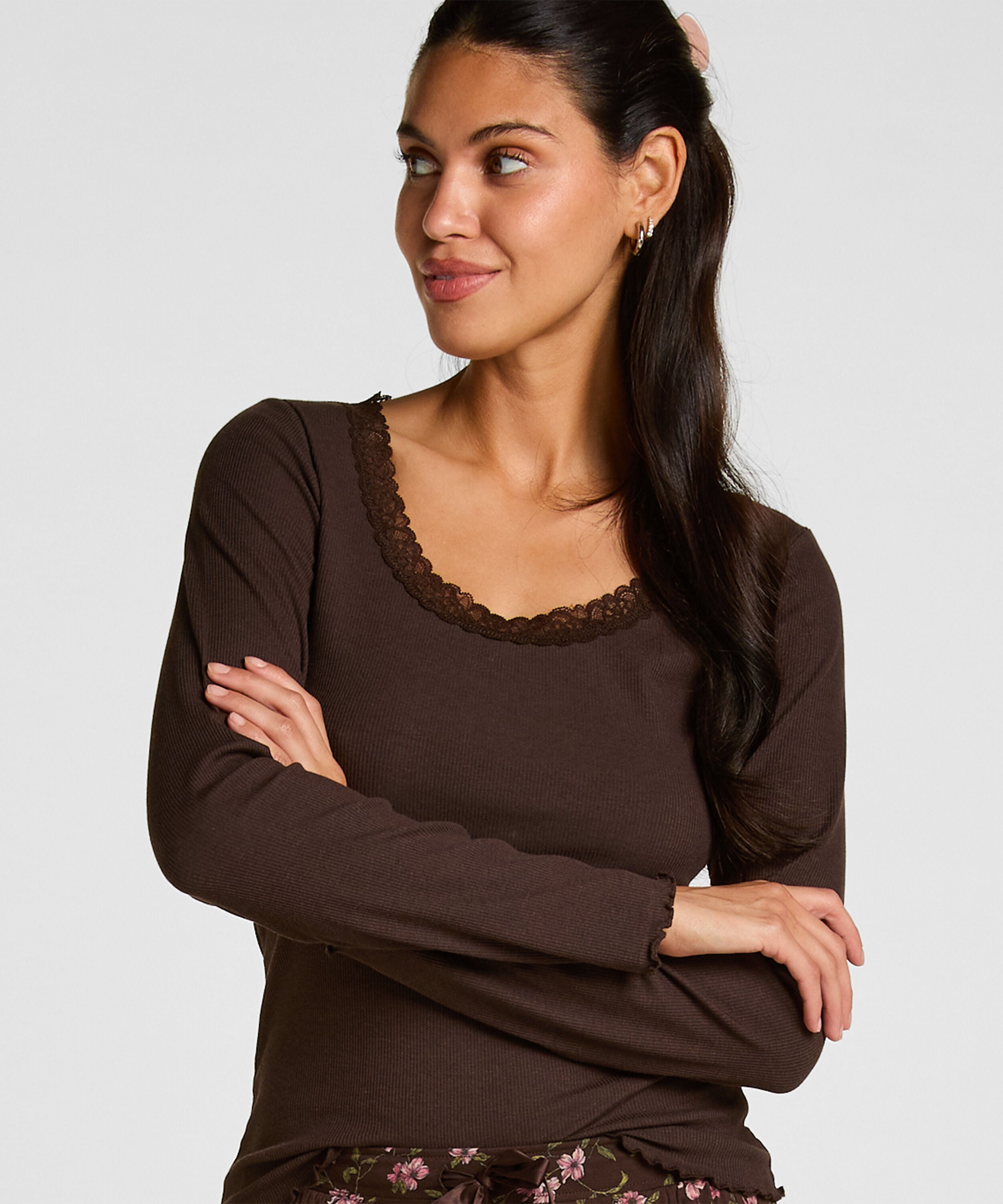 Geripptes Langarmshirt mit Spitze