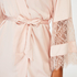 Kimono aus Satin und Spitze, Rose
