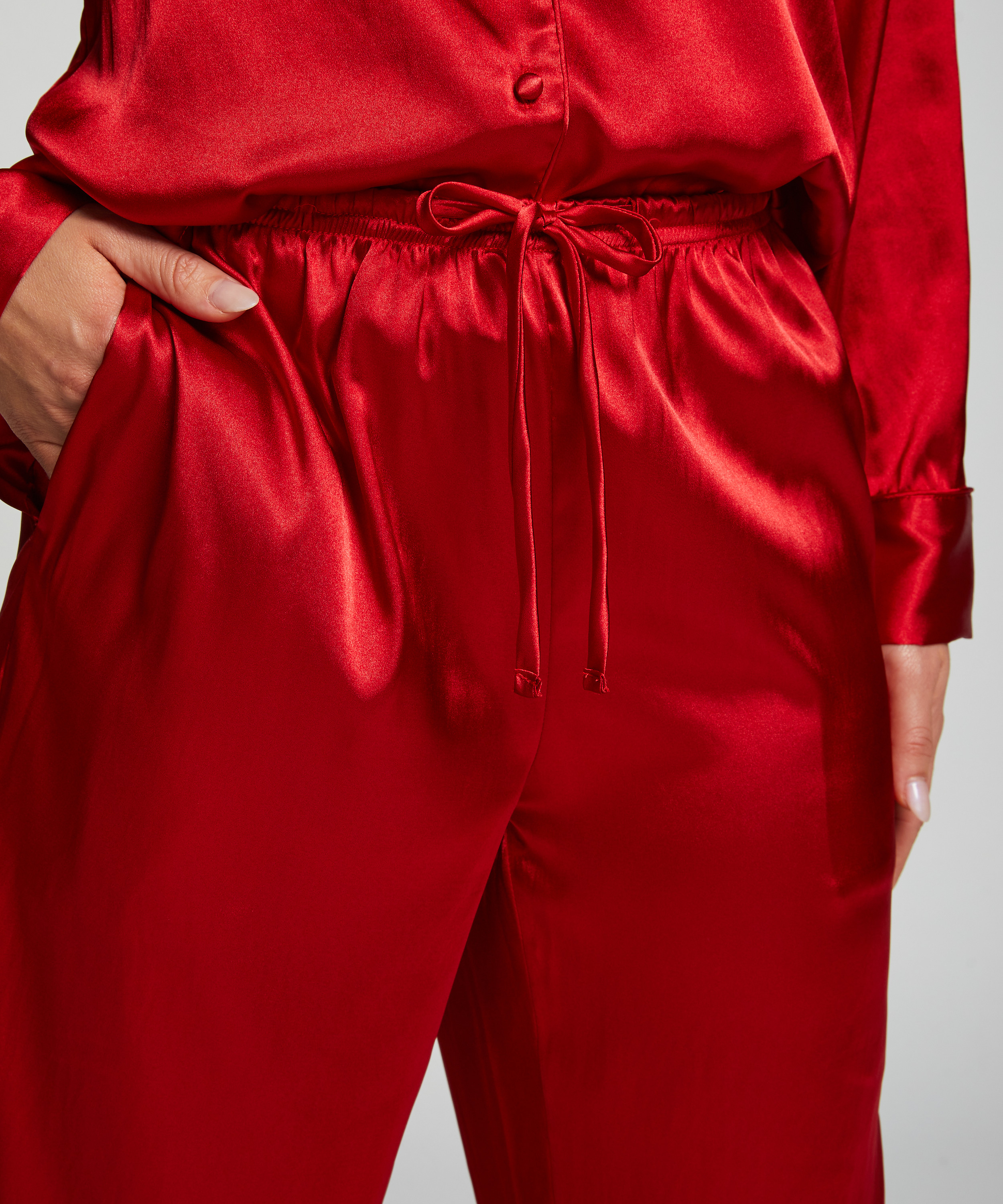 Pantalon Satin, Rouge, main