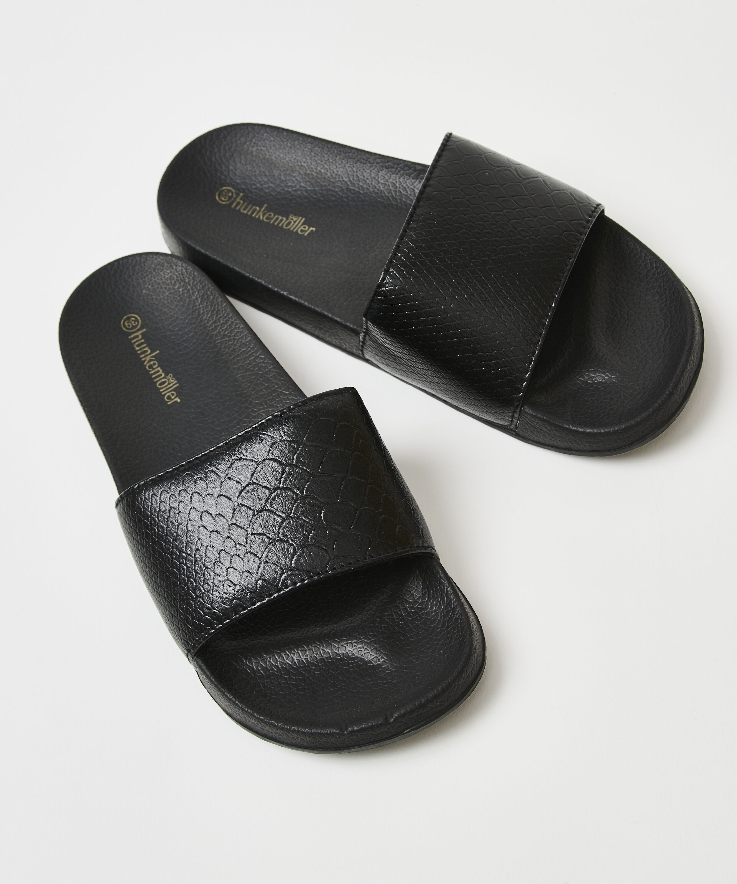 Slipper mit Schlangenmuster, Schwarz