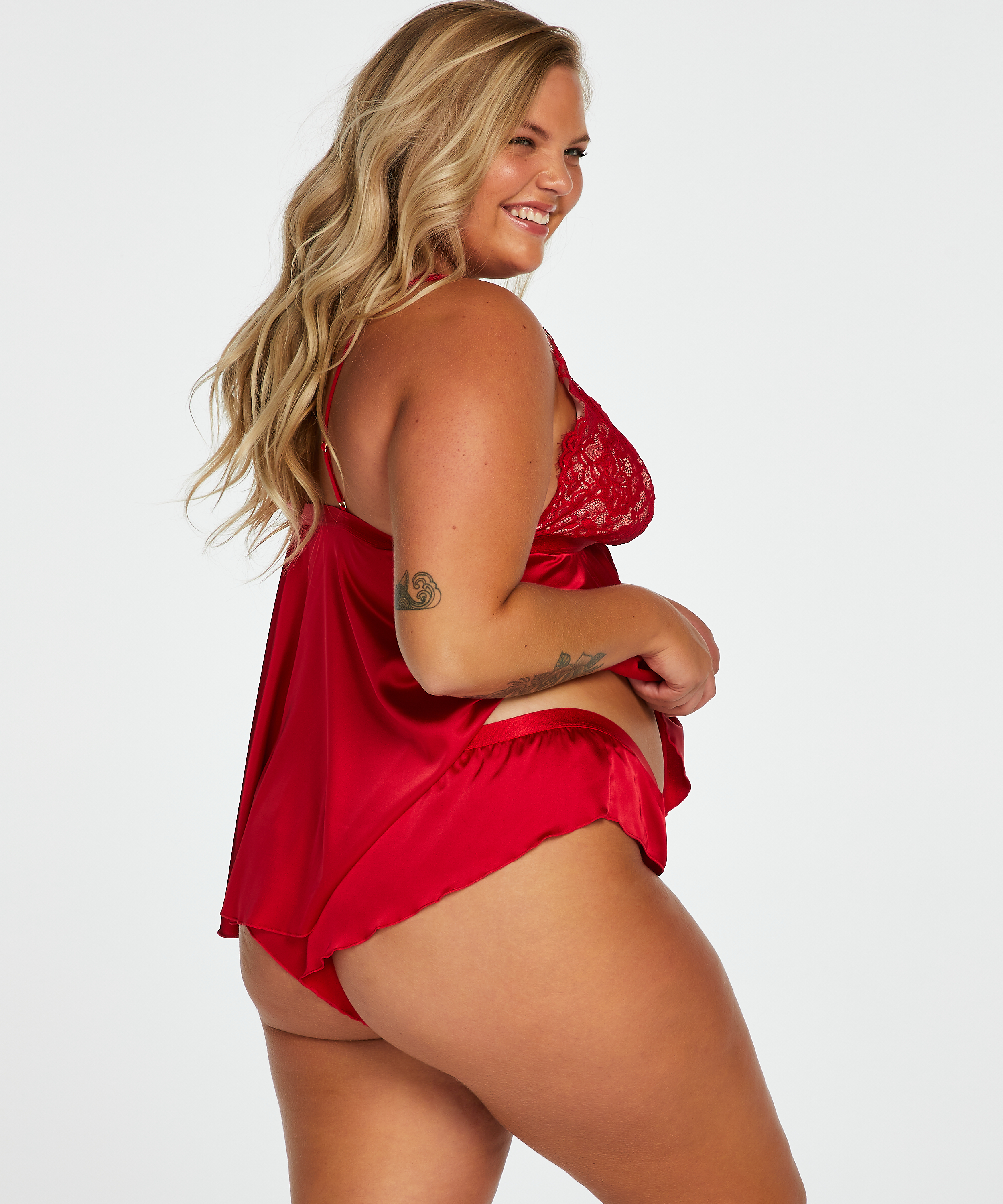 Camiset Mariah, Rot, main