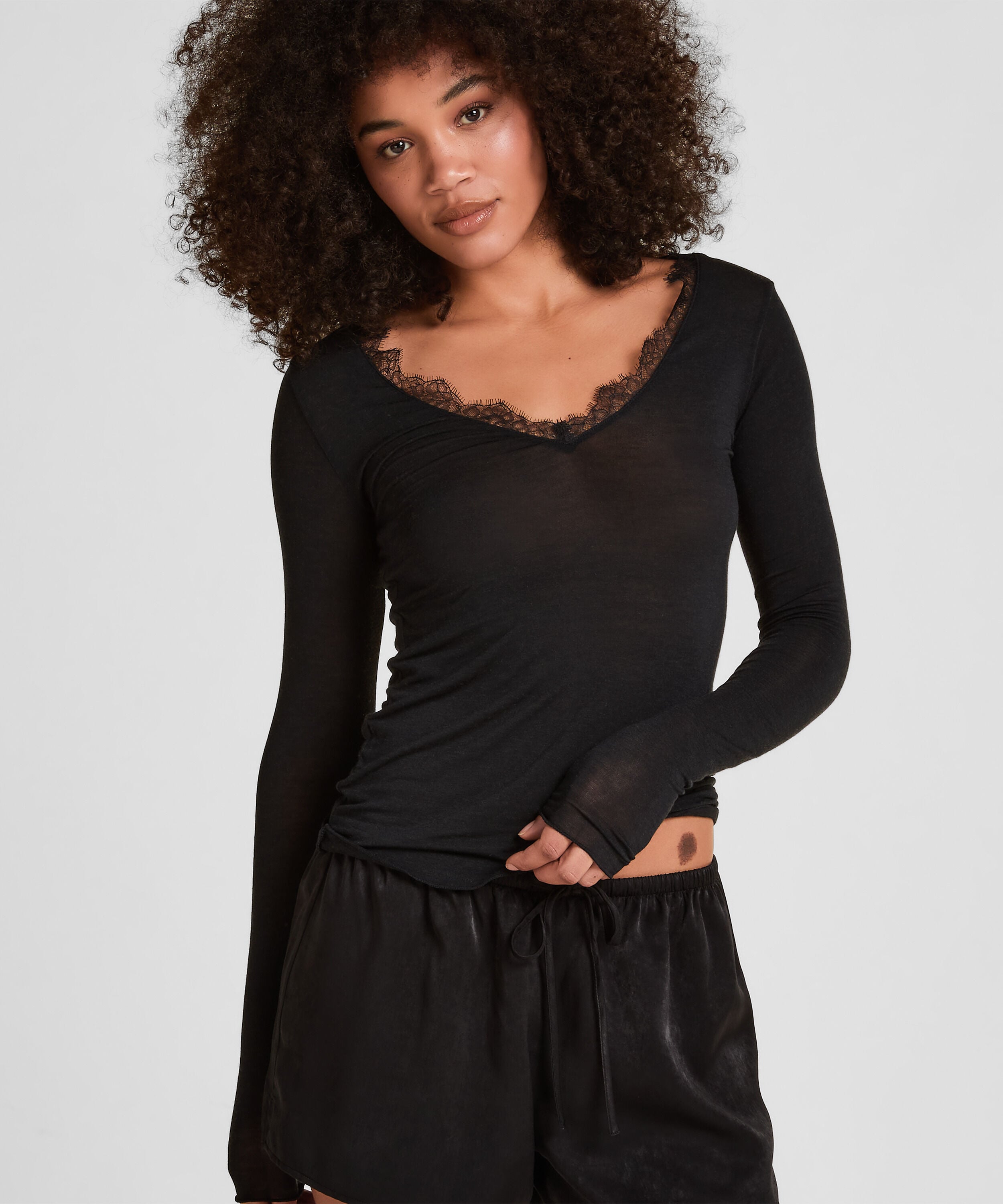 Super Soft Spitzen-Shirt aus Kaschmir-Mix mit V-Ausschnit, Schwarz Super Soft Spitzen-Shirt aus Kaschmir-Mix mit V-Ausschnit, Schwarz
