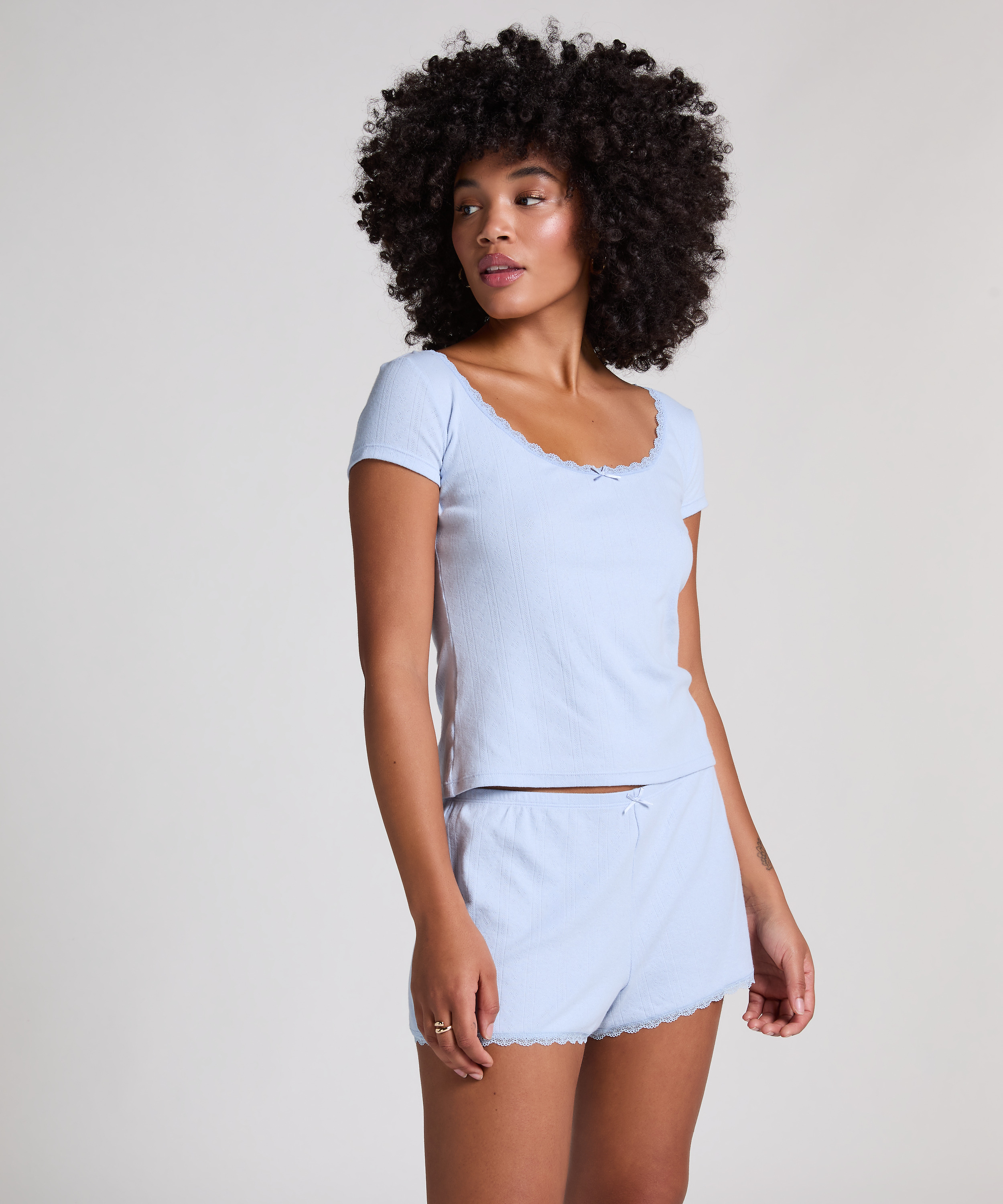 Top Pointelle, Bleu, main