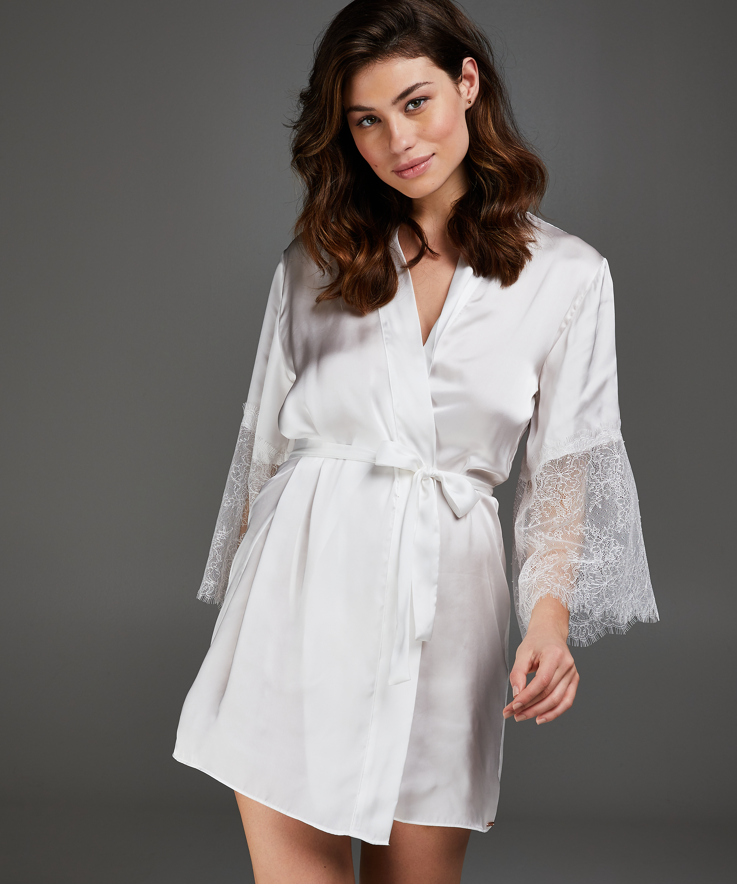 Kimono Satin Lily, Blanc, main