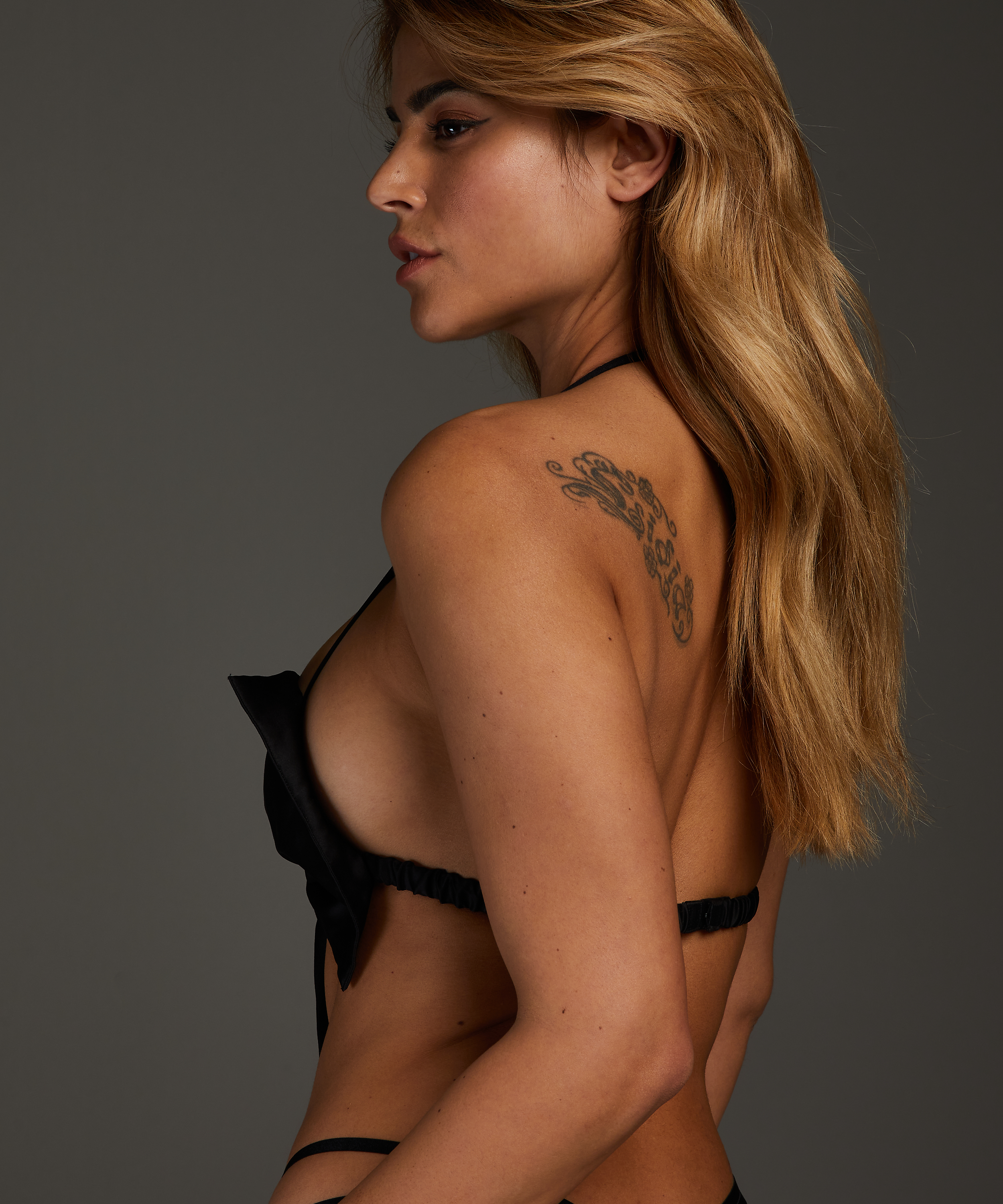 Unwrap me bow, Schwarz, main