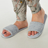 Slipper für eine Lady, Grau