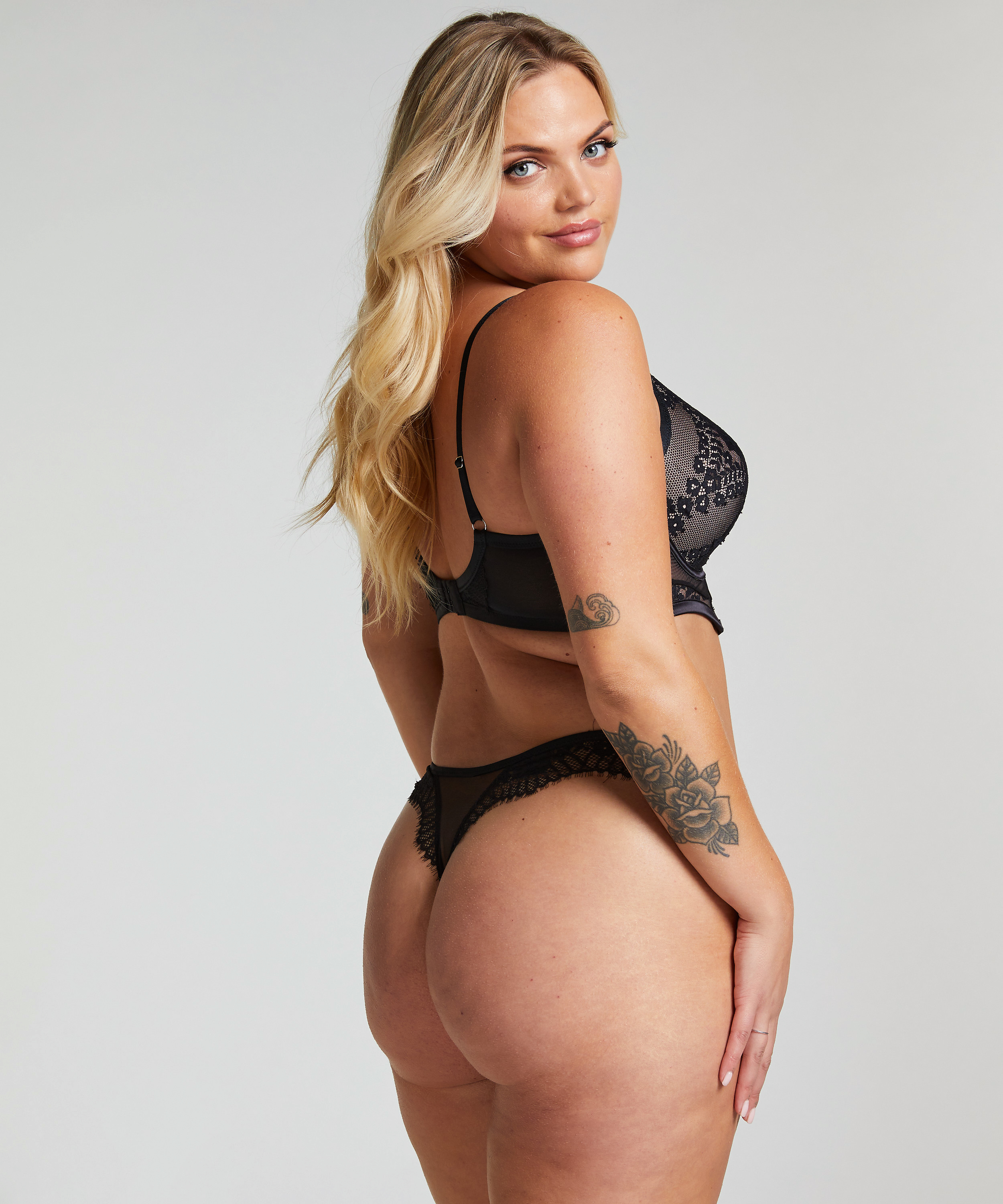 String Daphne, Noir, main