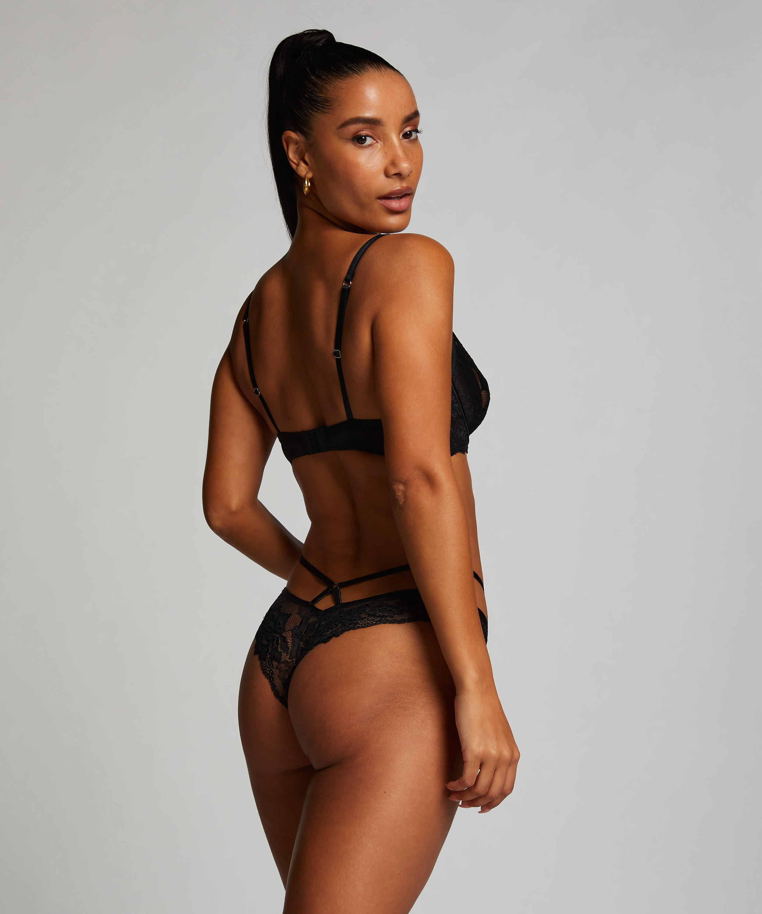 Slip brésilien ouvert Sosha, Noir, main