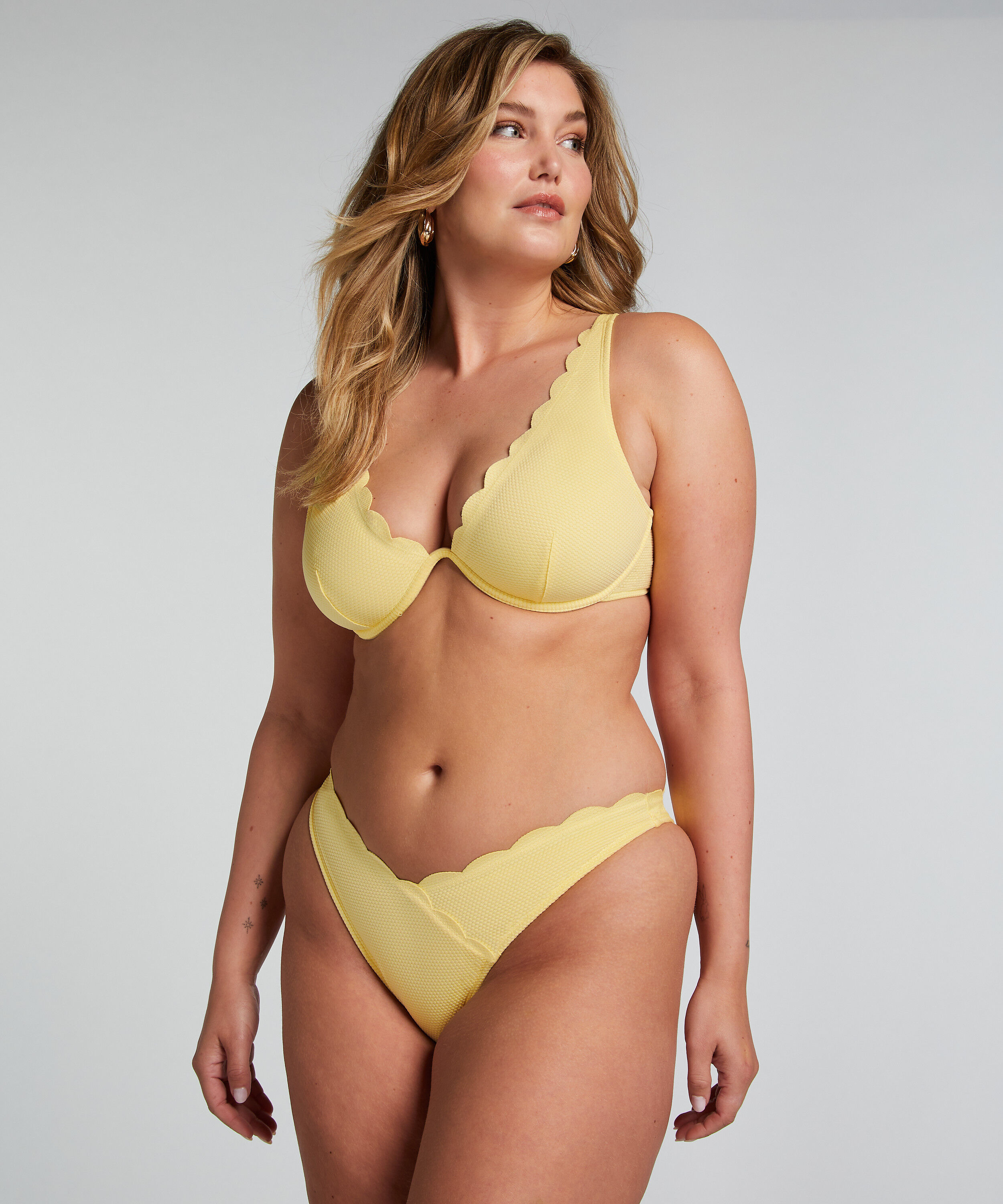 Bikini Slip mit hohem Beinausschnitt Scallop