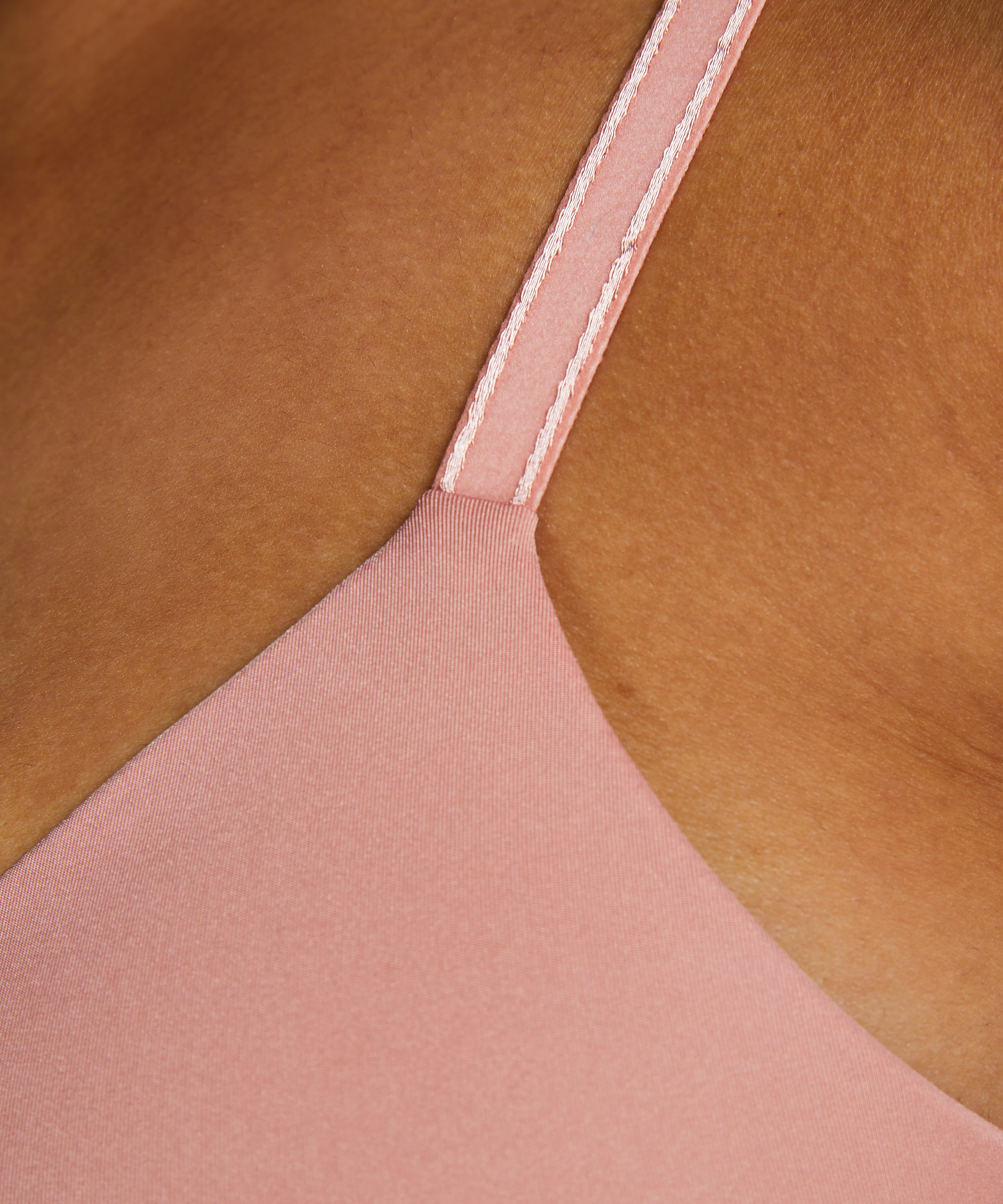 Soutien-gorge push-up préformé sans armatures Mona, Rose, main