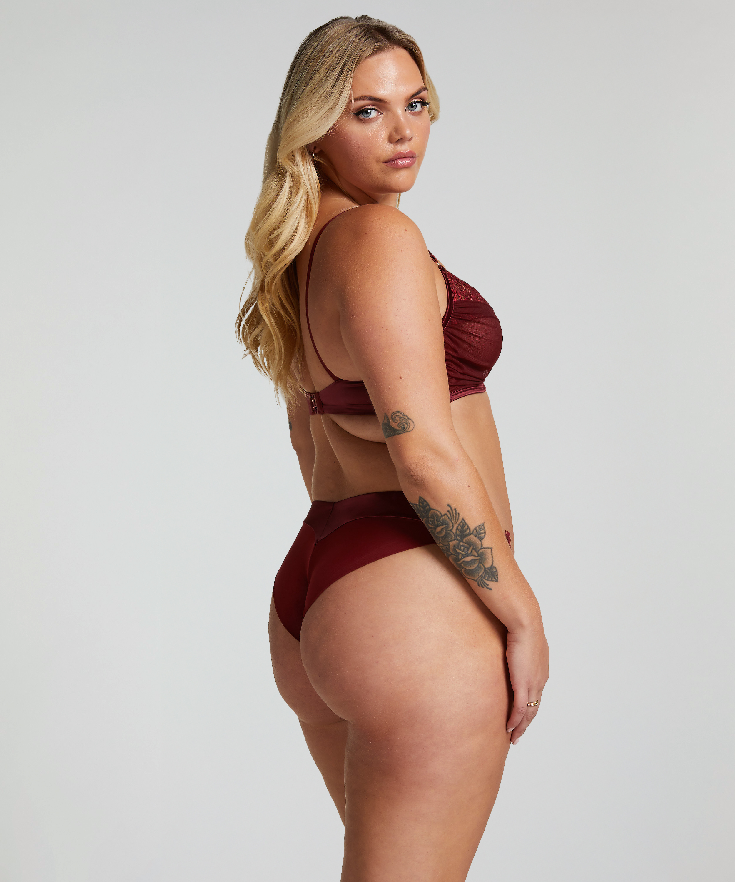 Brésilien taille haute Zoé, Rouge, main