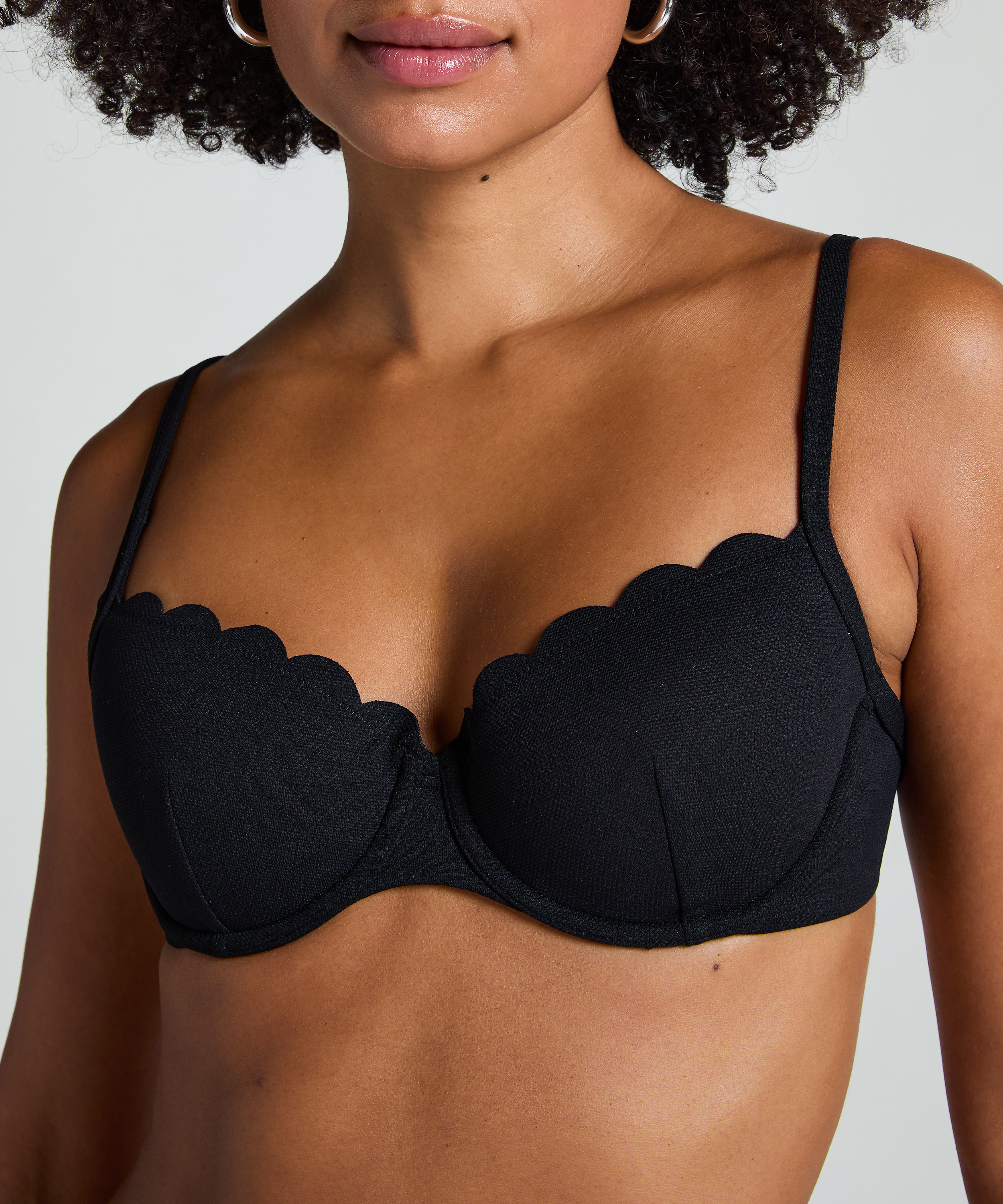 Haut de bikini pr&eacute;form&eacute; &agrave; armatures Scallop, Noir, main