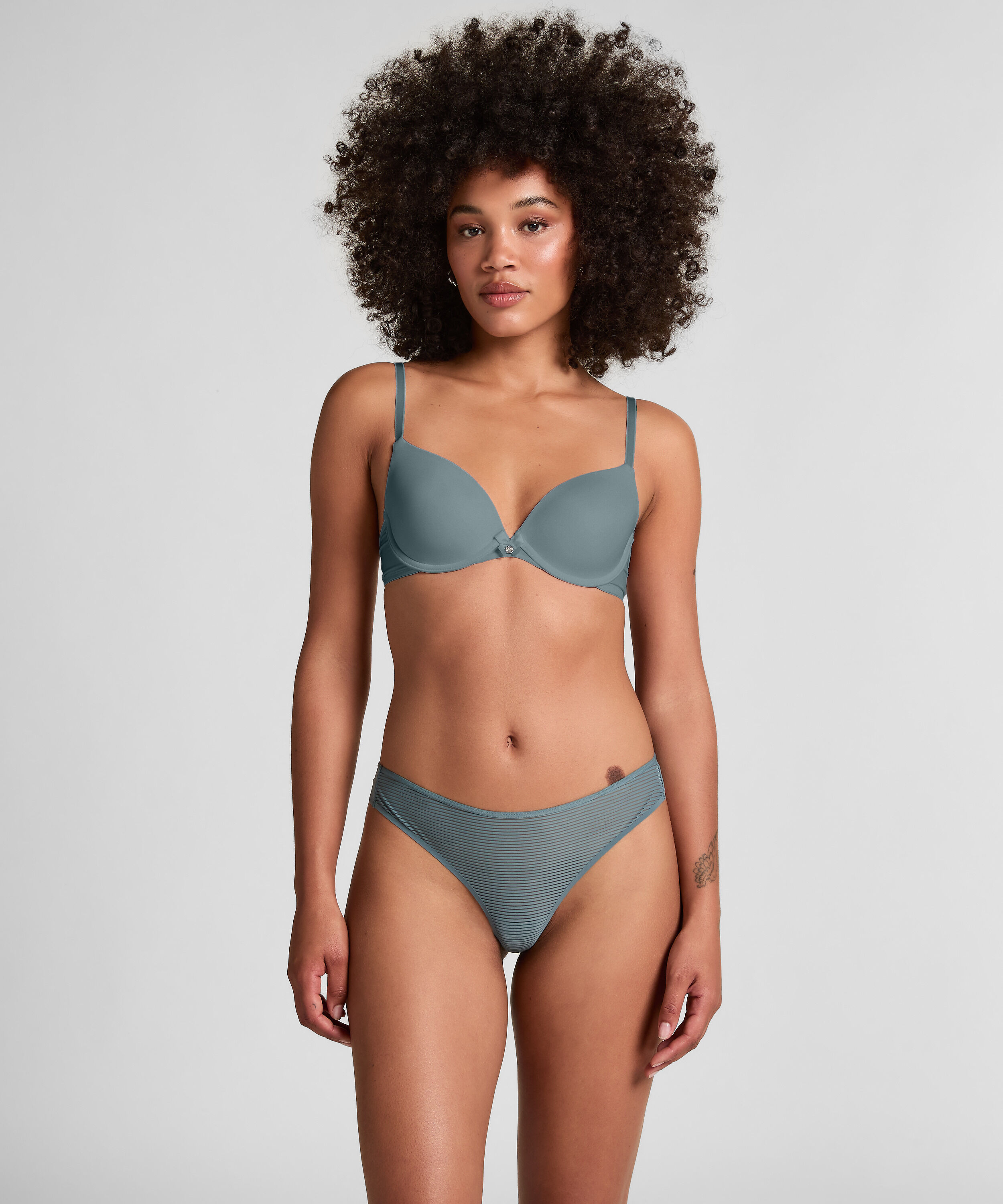 Invisible String Stripe Mesh, Grau Invisible String Stripe Mesh, Grau
