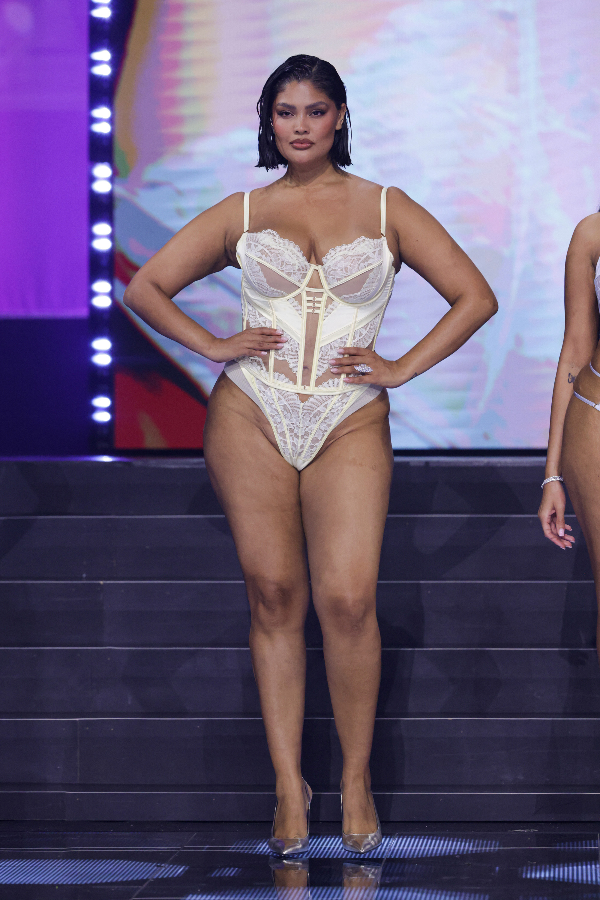 String Almendra, Gelb, main