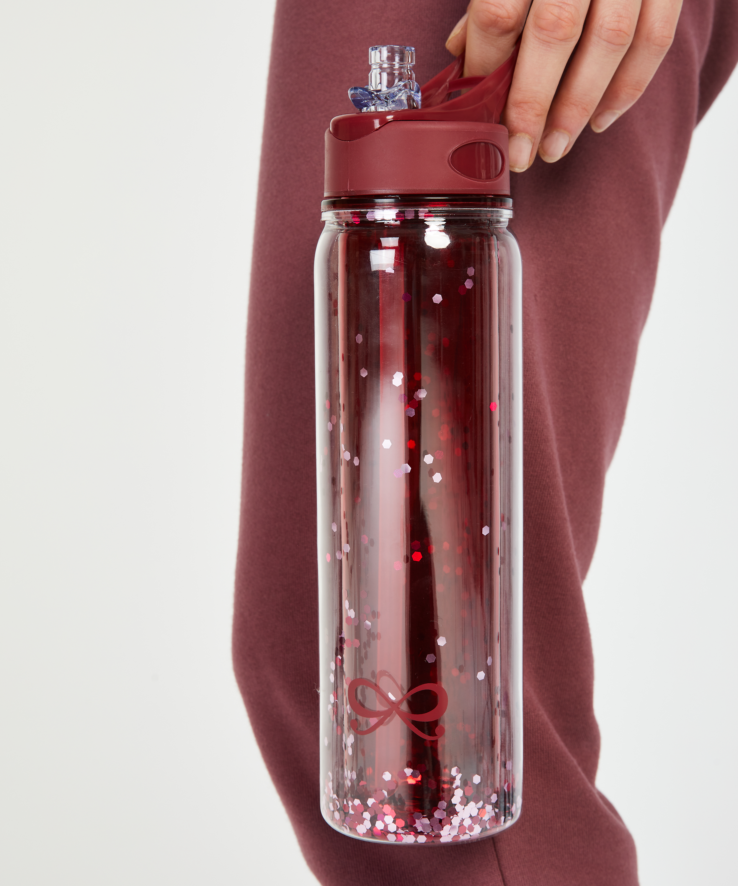Bouteille d’eau, Rouge, main