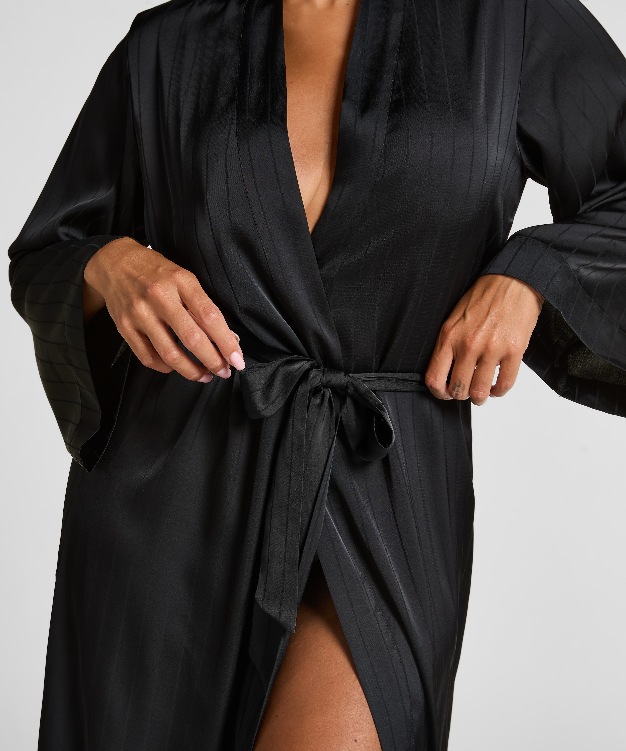 Satin-Kimono mit Nadelstreifen, Schwarz, main