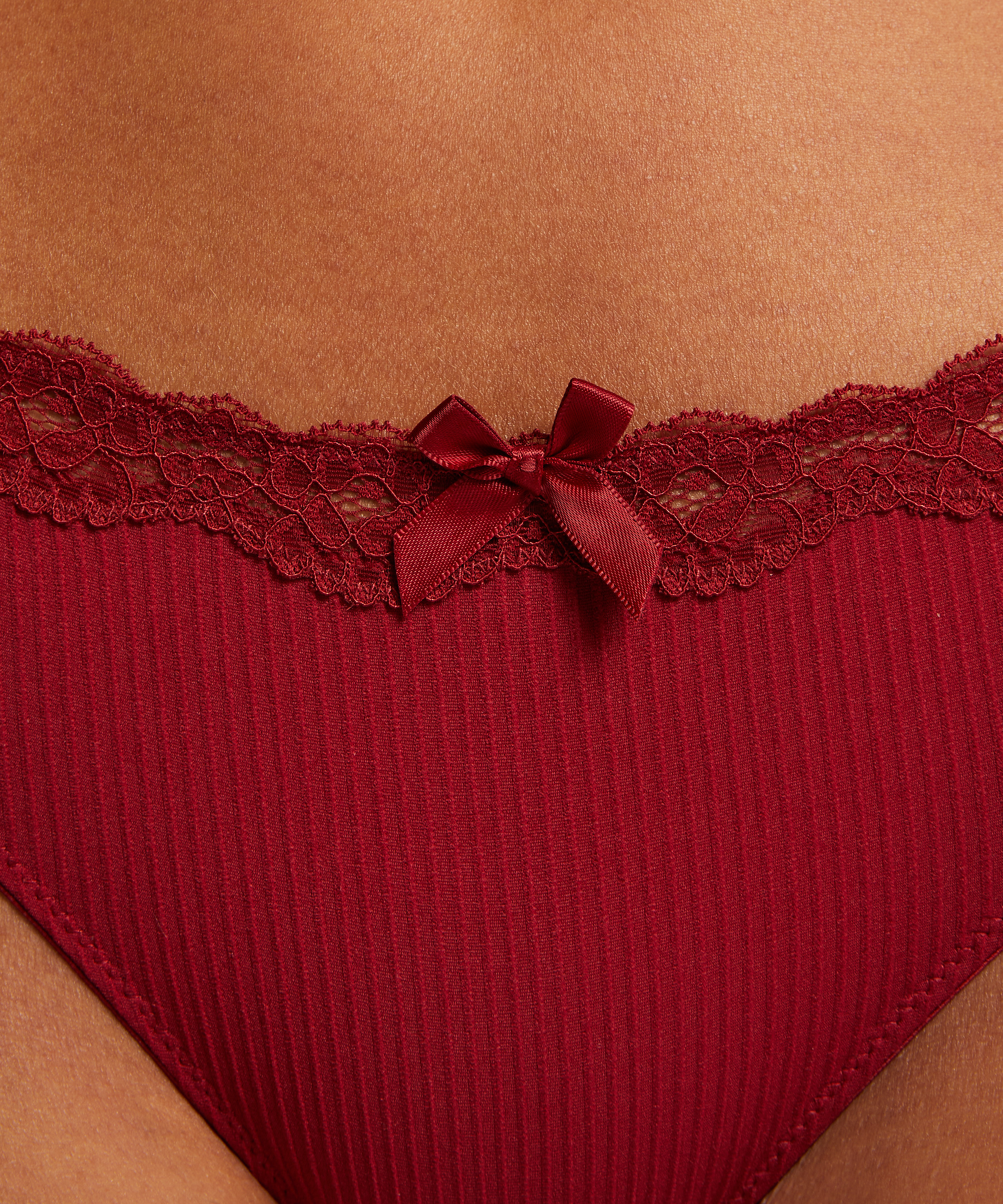 String Lola, Rot, main