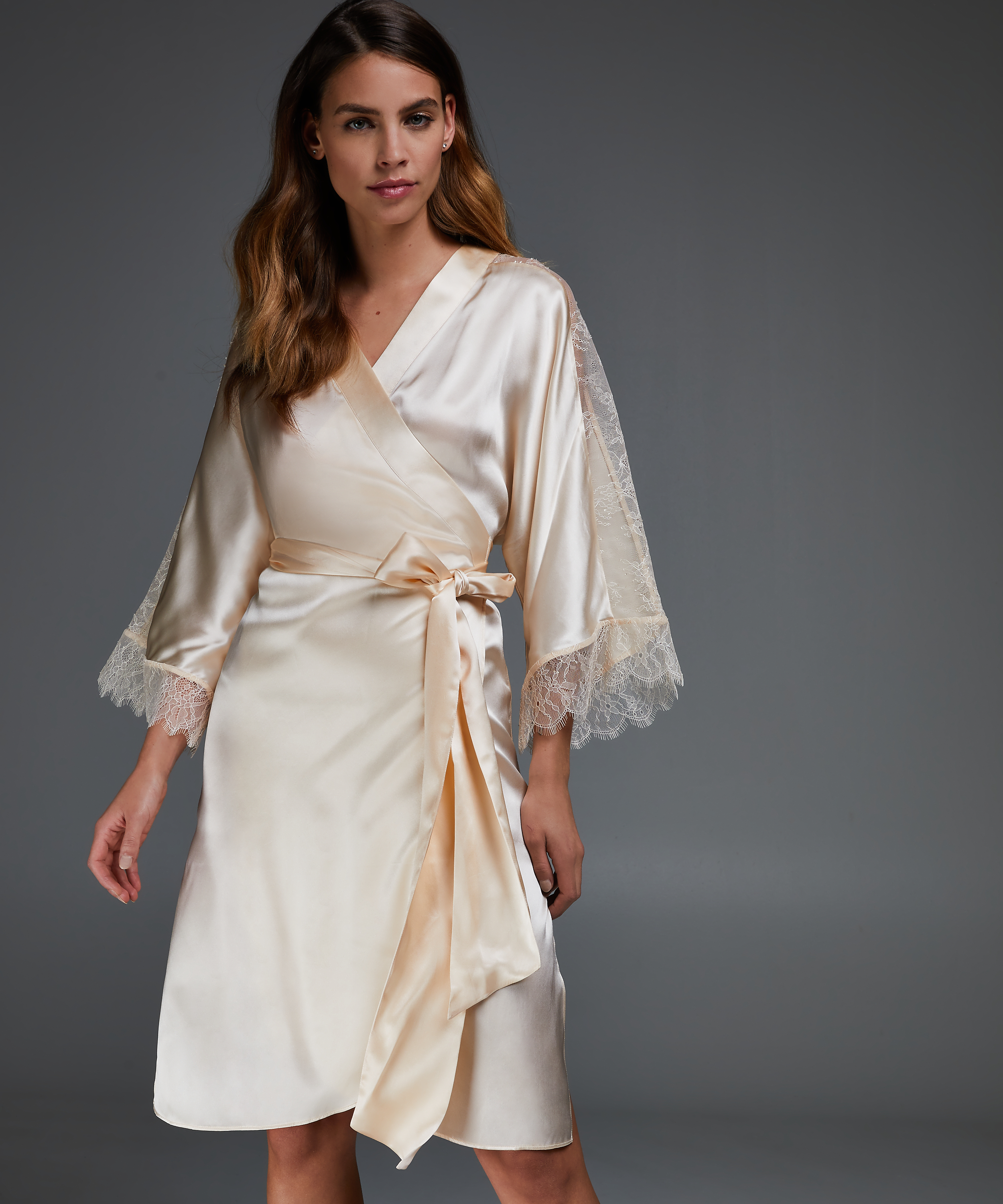 Kimono en dentelle de soie, Beige, main