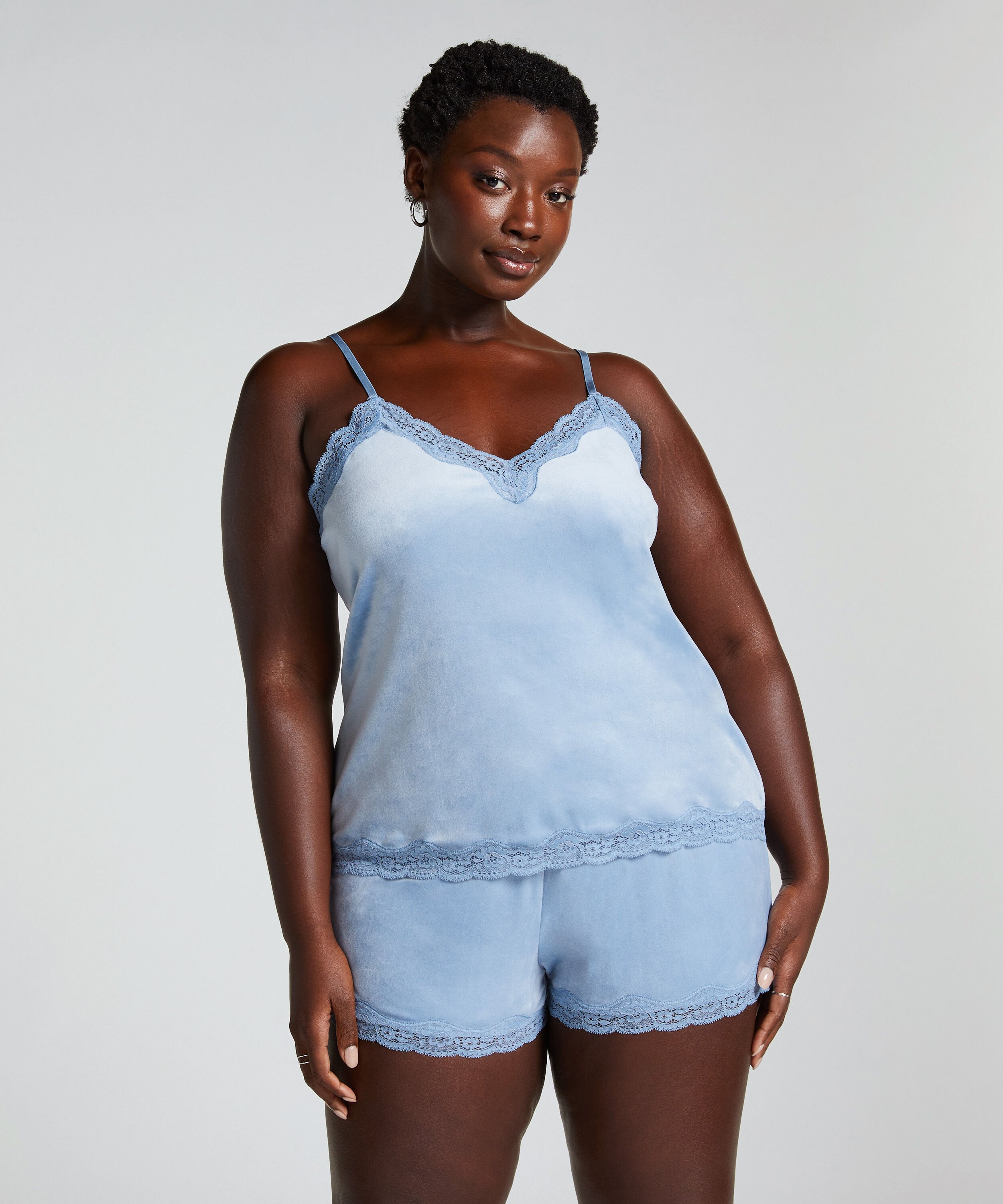 Short en velours à dentelle