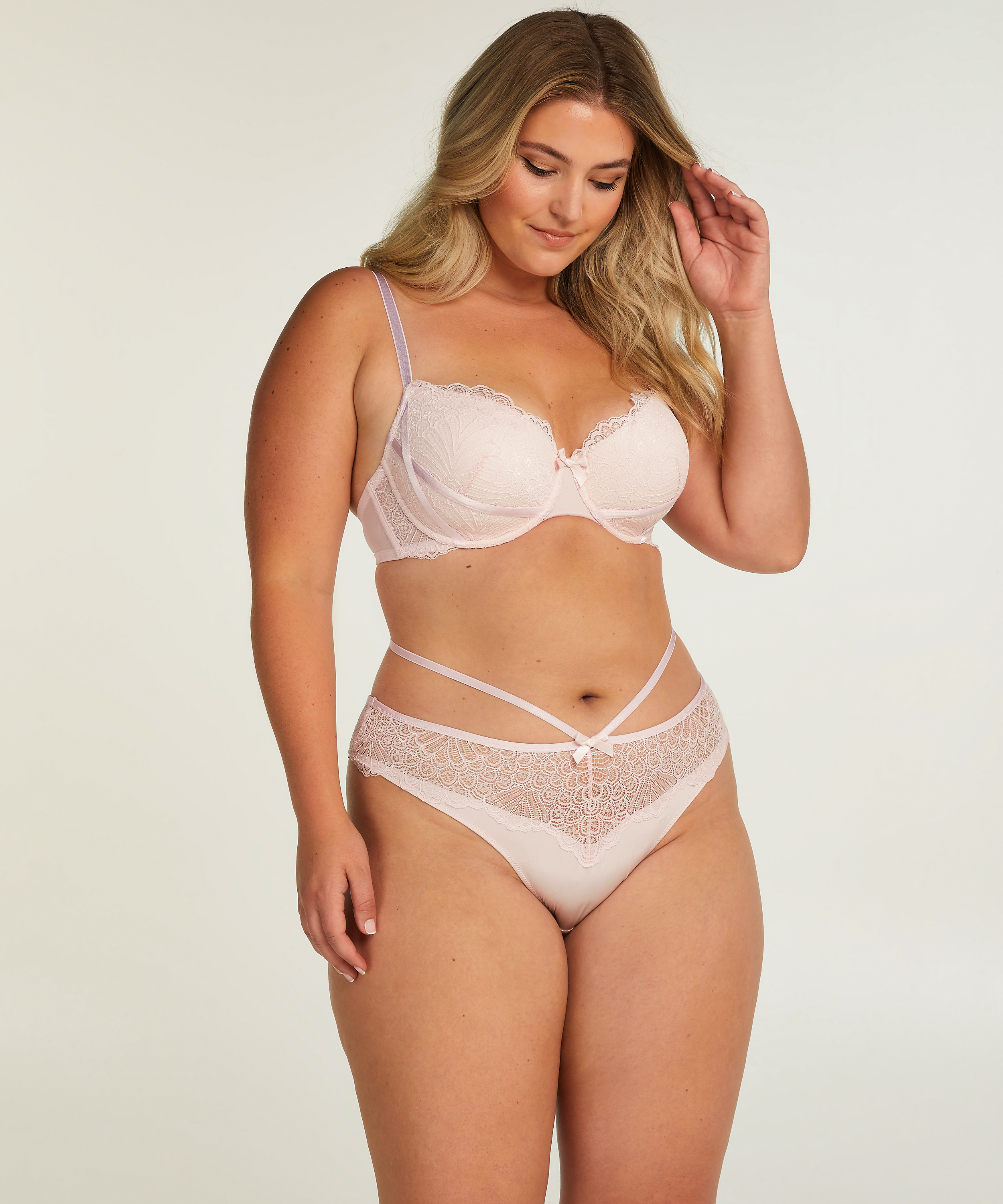 Brazilian Naomi, Rose, main