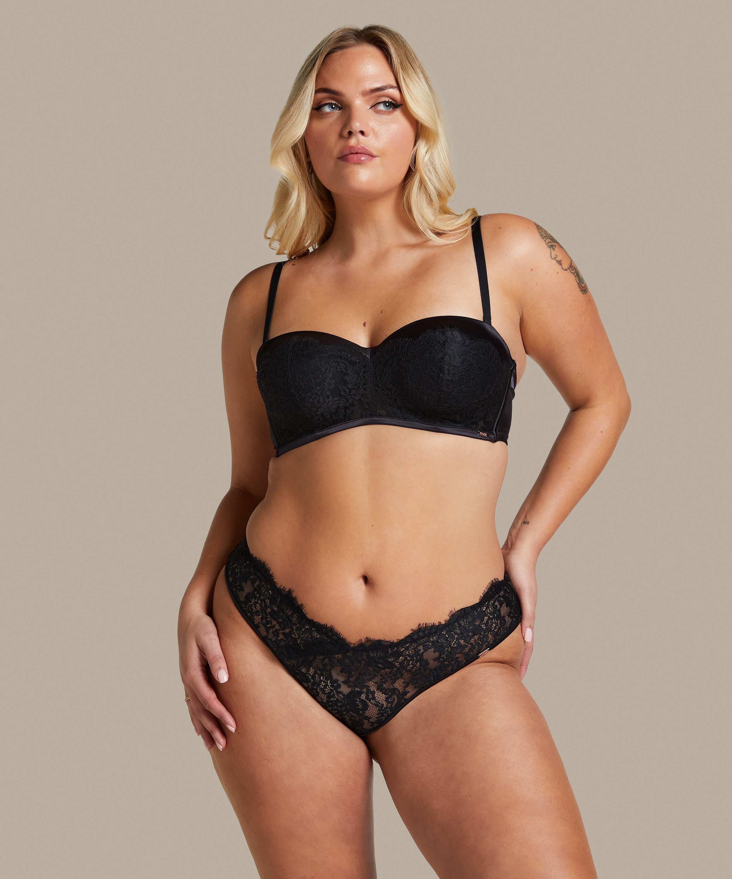 Soutien-gorge à armatures préformé sans bretelles Chalice, Noir, main