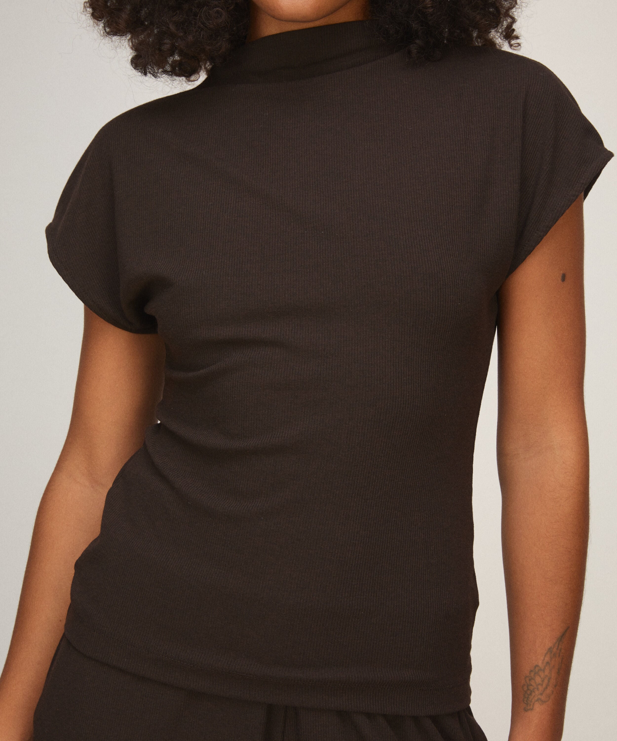 Top à manches courtes avec col mockneck