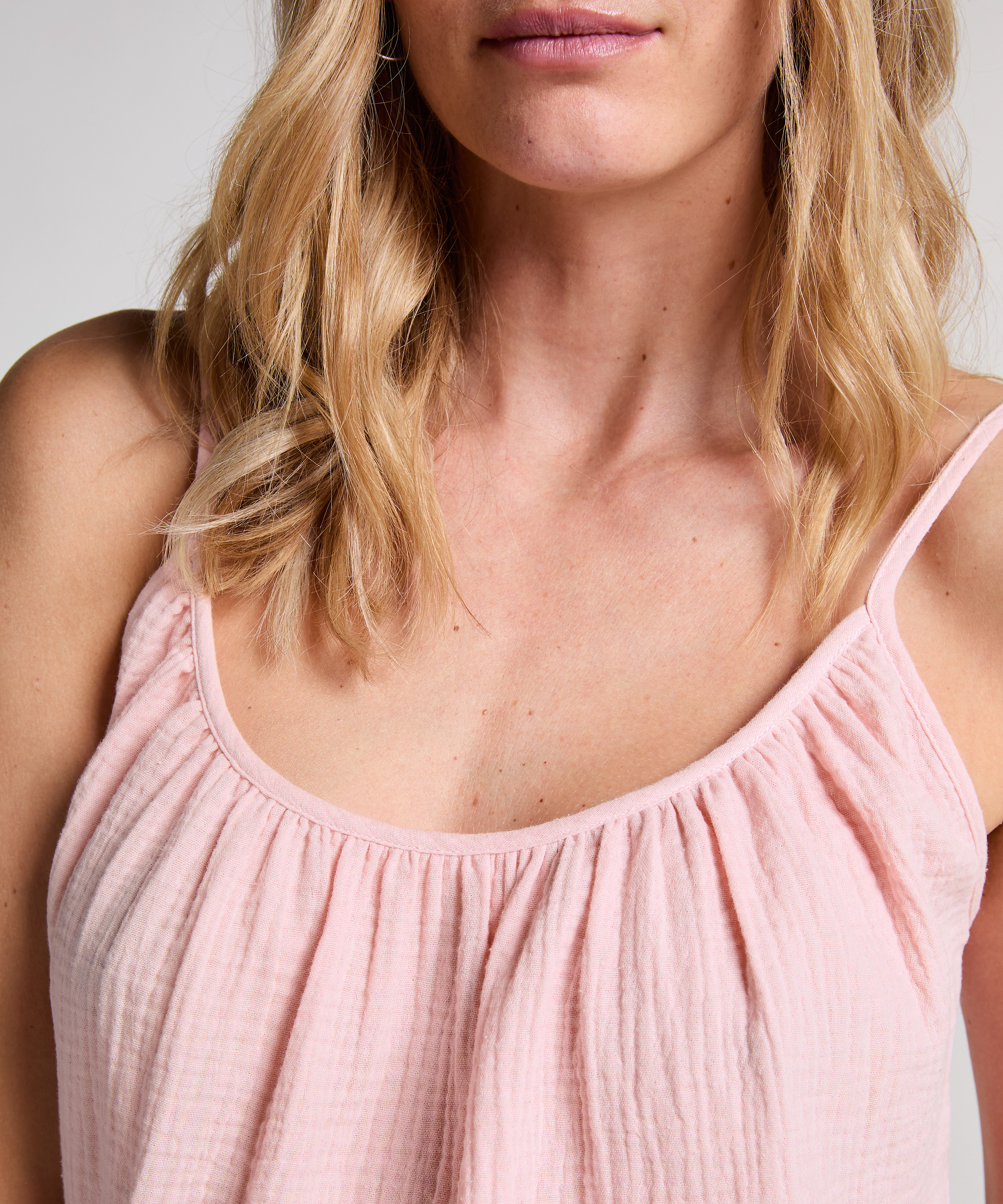 Musselin-Cami, Rose, main