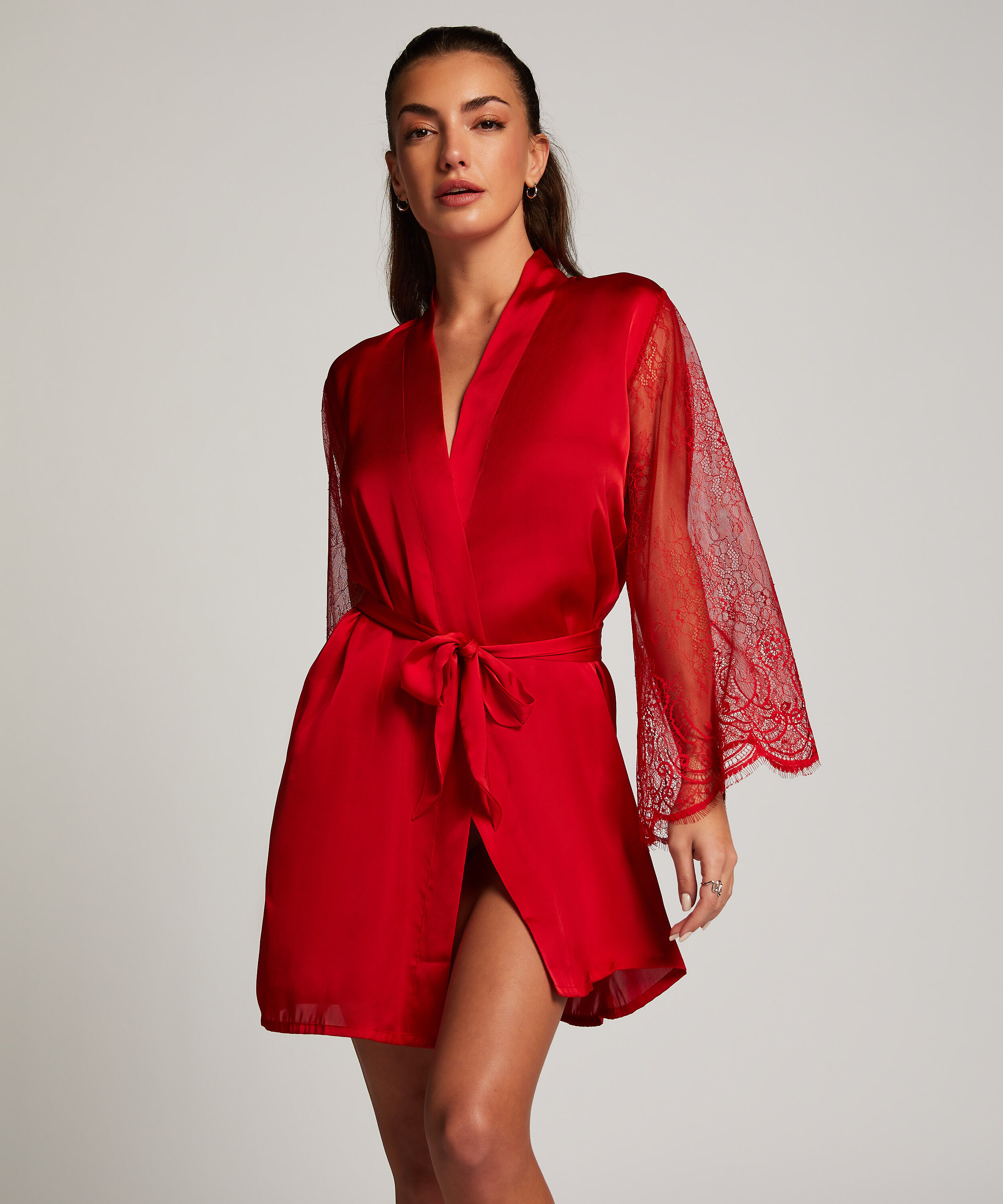 Kimono en dentelle satin&eacute;e, Rouge