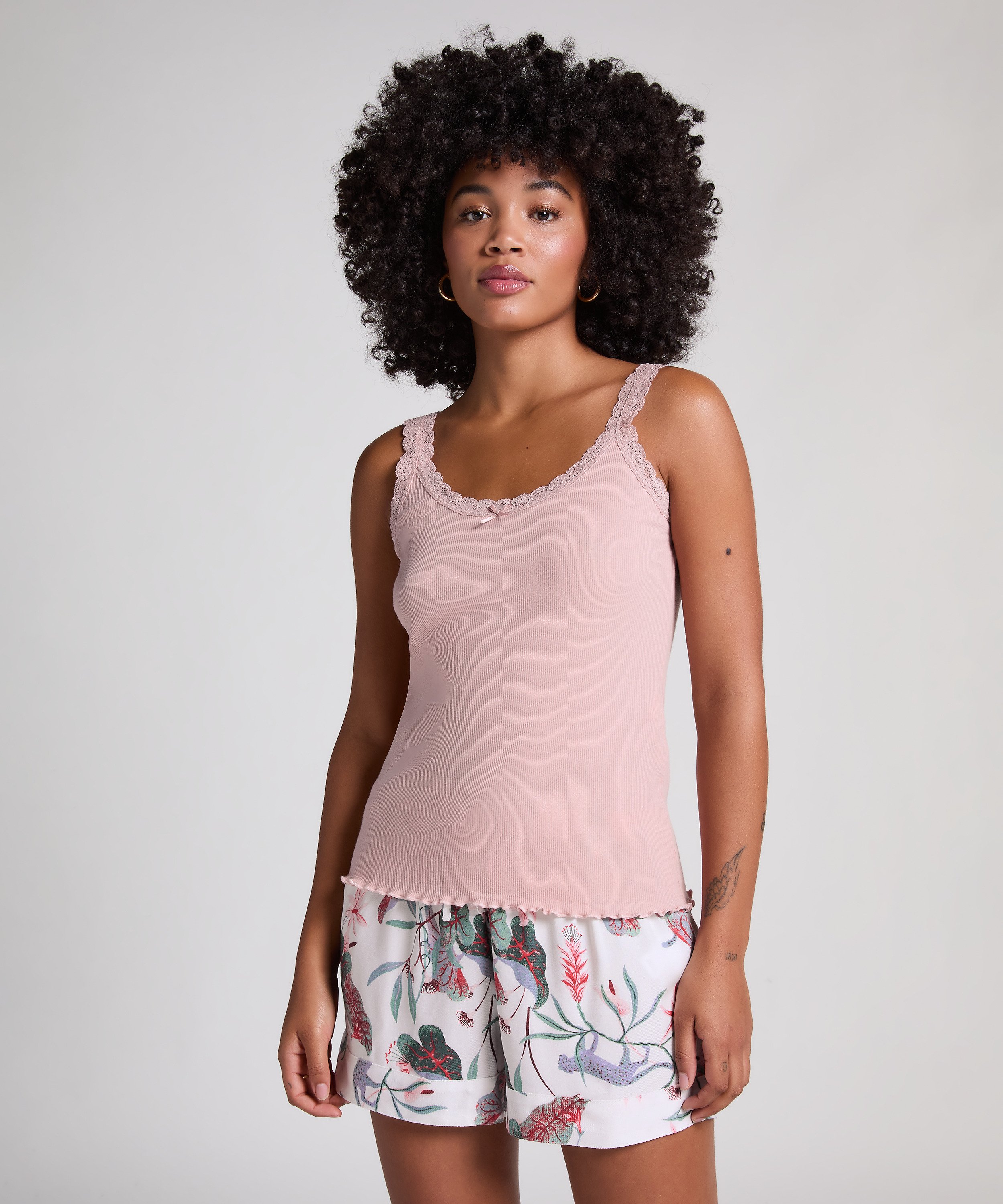 Geripptes Cami mit Spitze, Rose, main