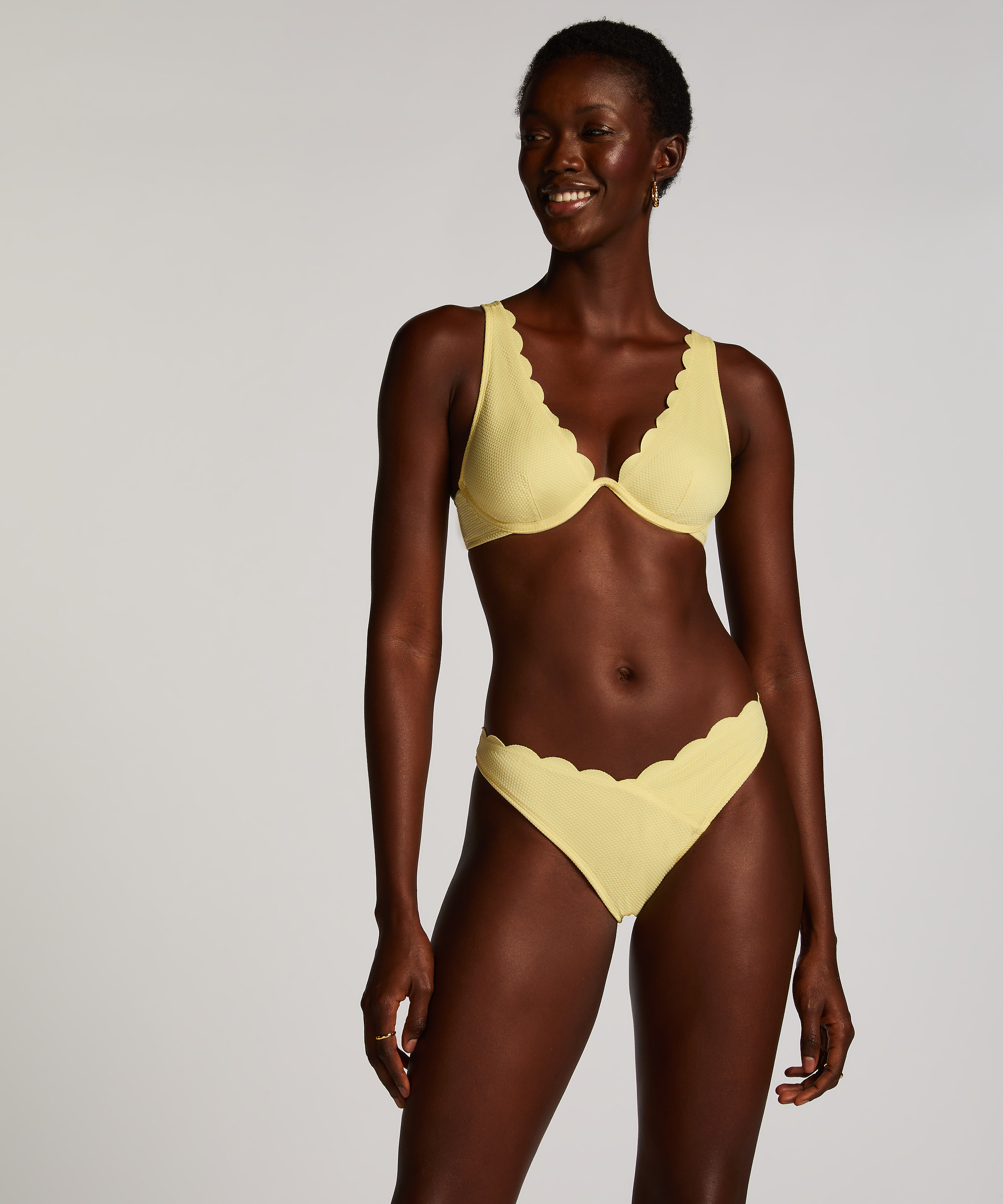 Bikini Slip mit hohem Beinausschnitt Scallop, Gelb, main