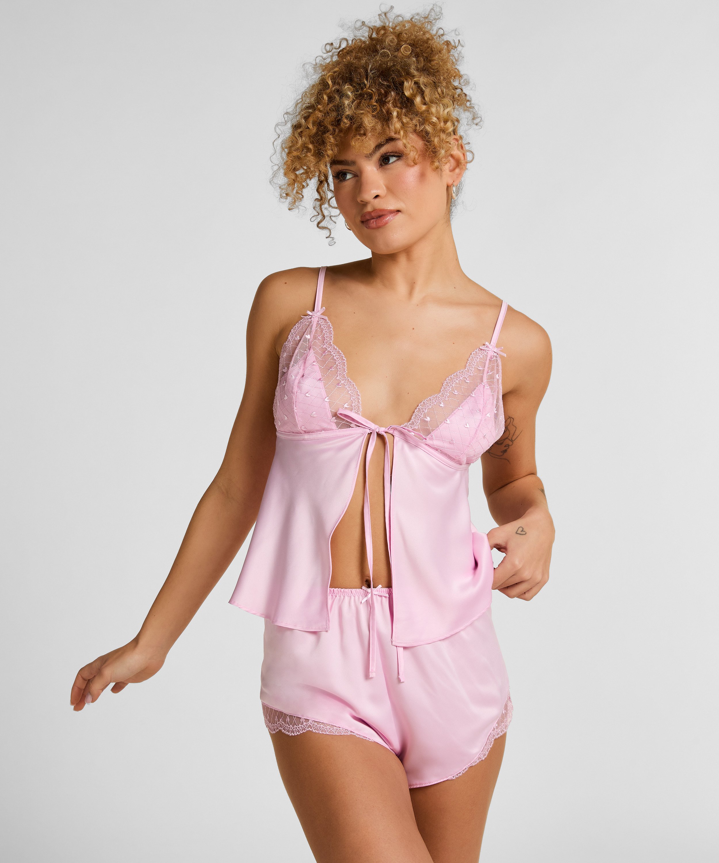 Short Cordelie, Rose, main