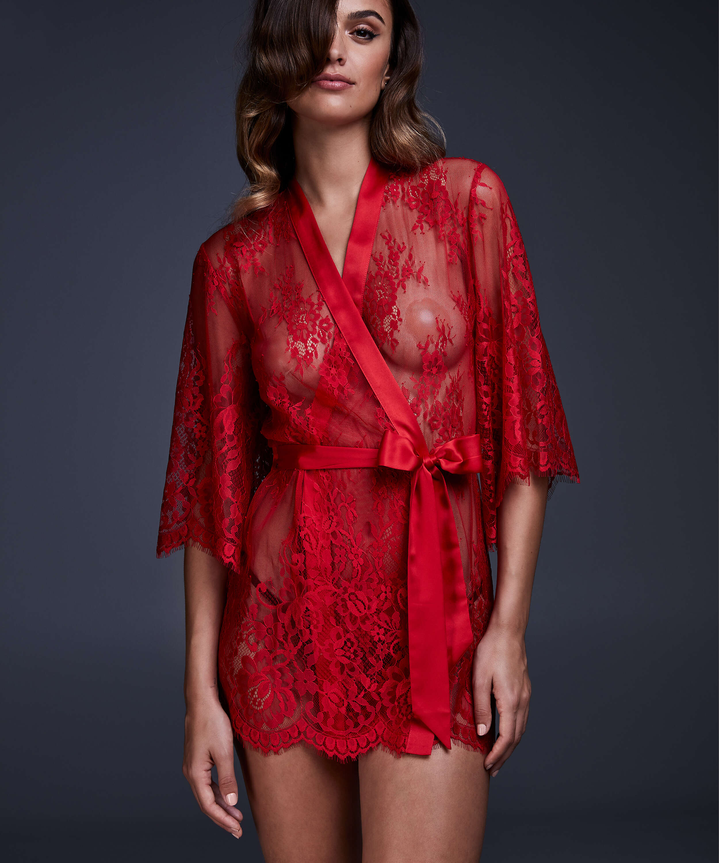 Kimono Lace Isabelle, Rouge, main