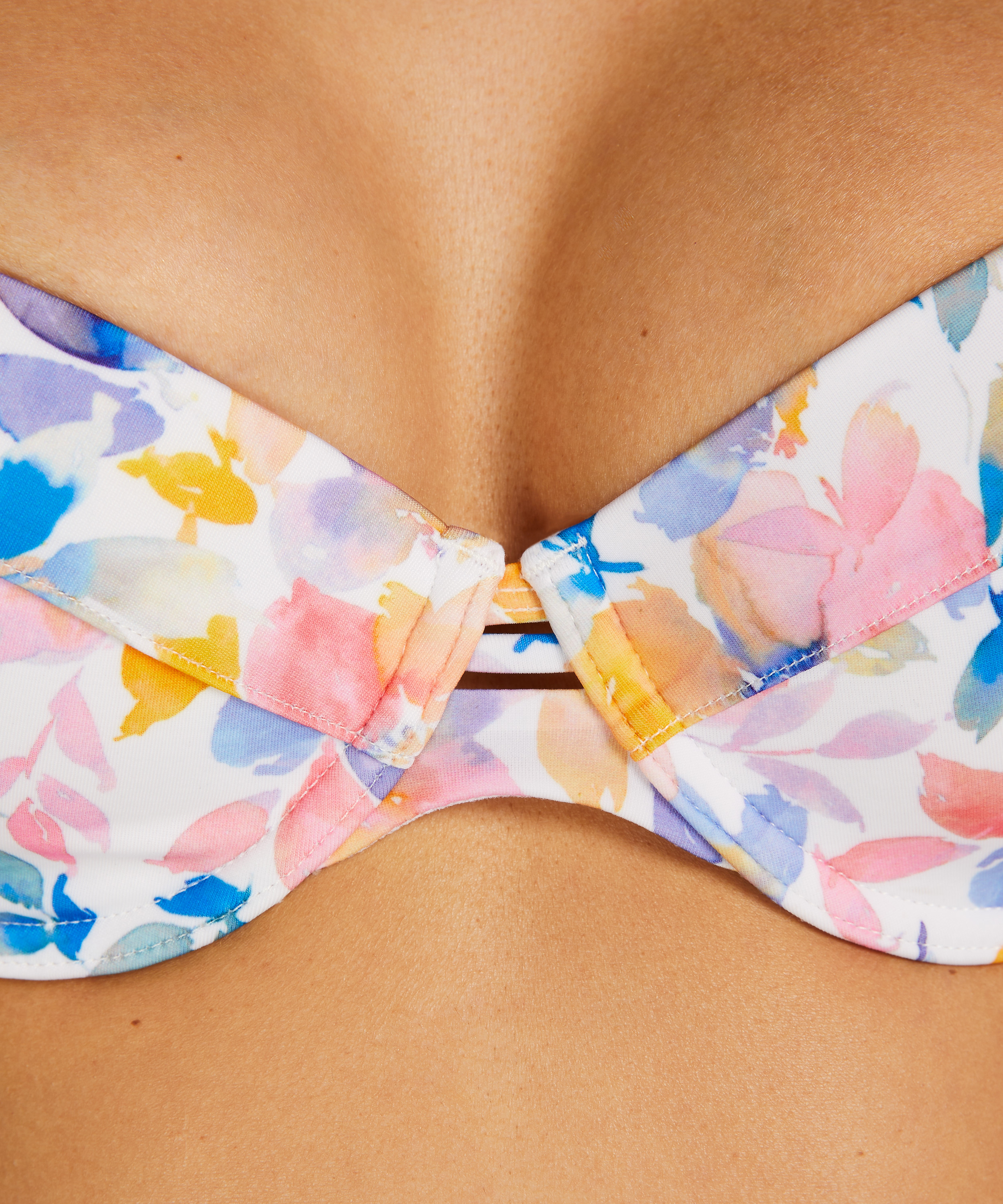 Haut de bikini pr&eacute;form&eacute; &agrave; armatures Palma, Blanc, main