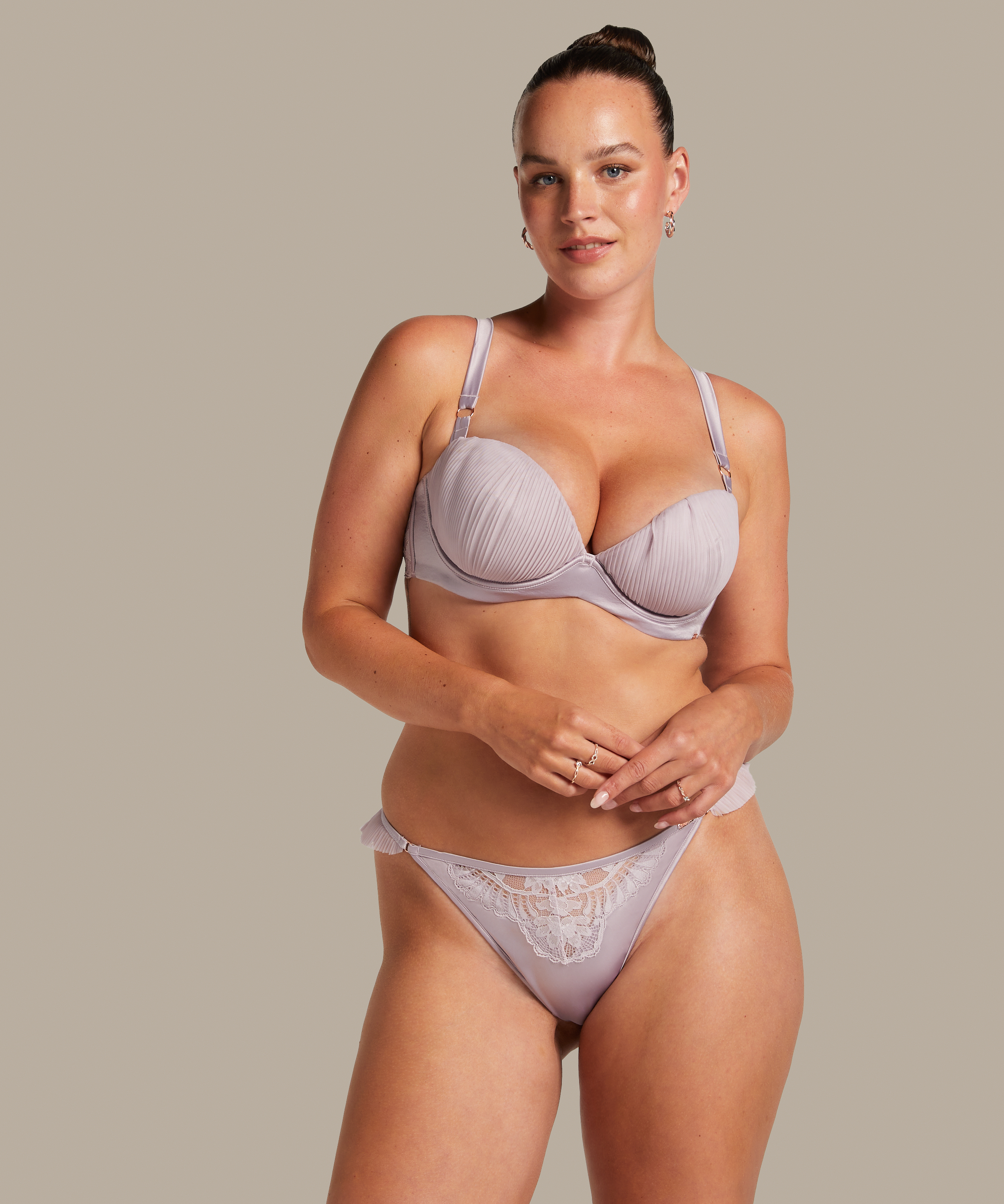 String Antonia, Lila, main